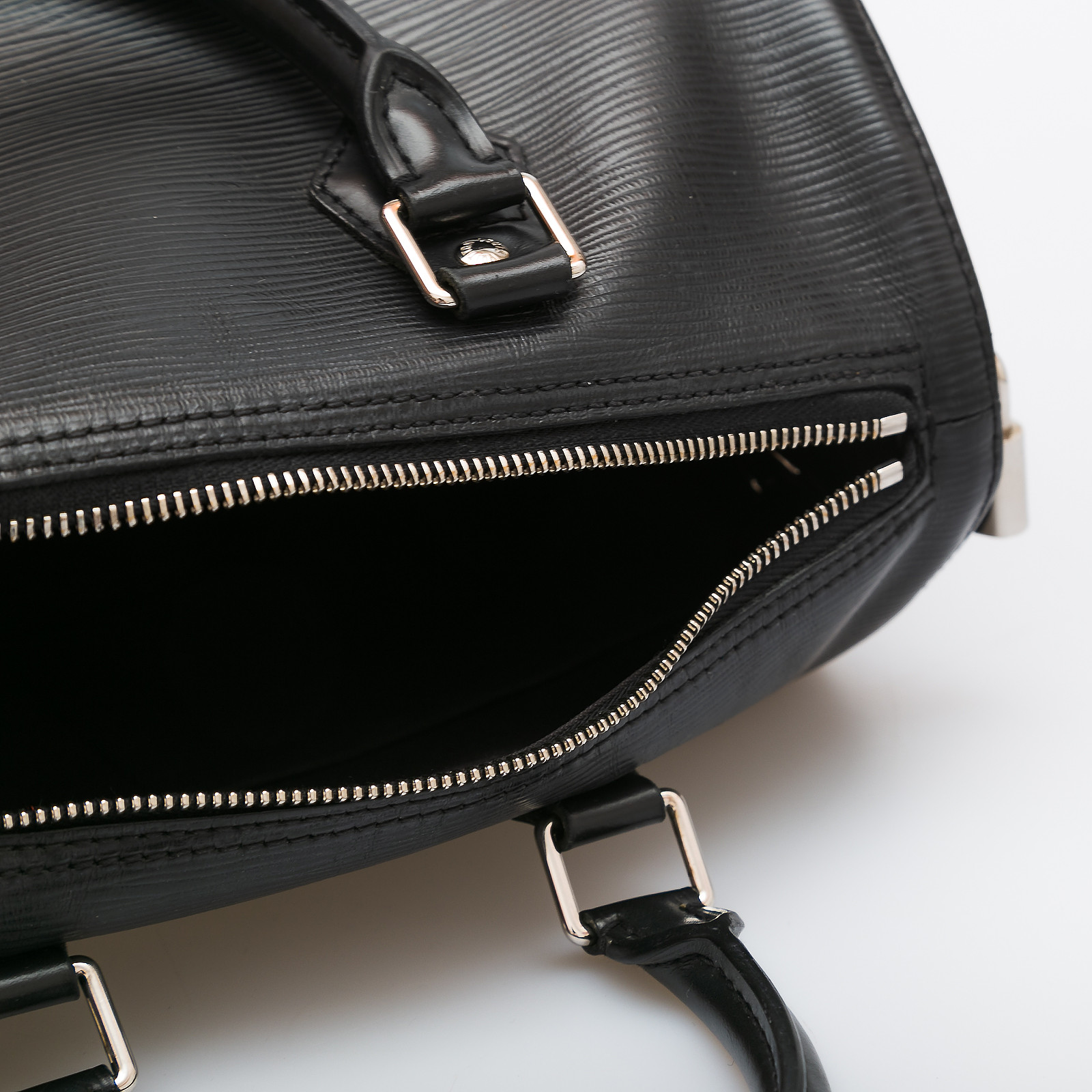 Сумка черного цвета Louis Vuitton - фото из каталога магазина брендовой одежды Second Friend Store Сумка Louis Vuitton - купить оригинал в секонд-хенде SFS - 5