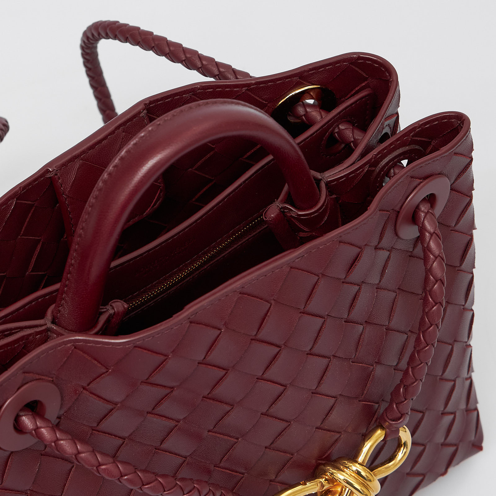 Сумка  бордового цвета Bottega Veneta - фото из каталога магазина брендовой одежды Second Friend Store Сумка Bottega Veneta - купить оригинал в секонд-хенде SFS - 10