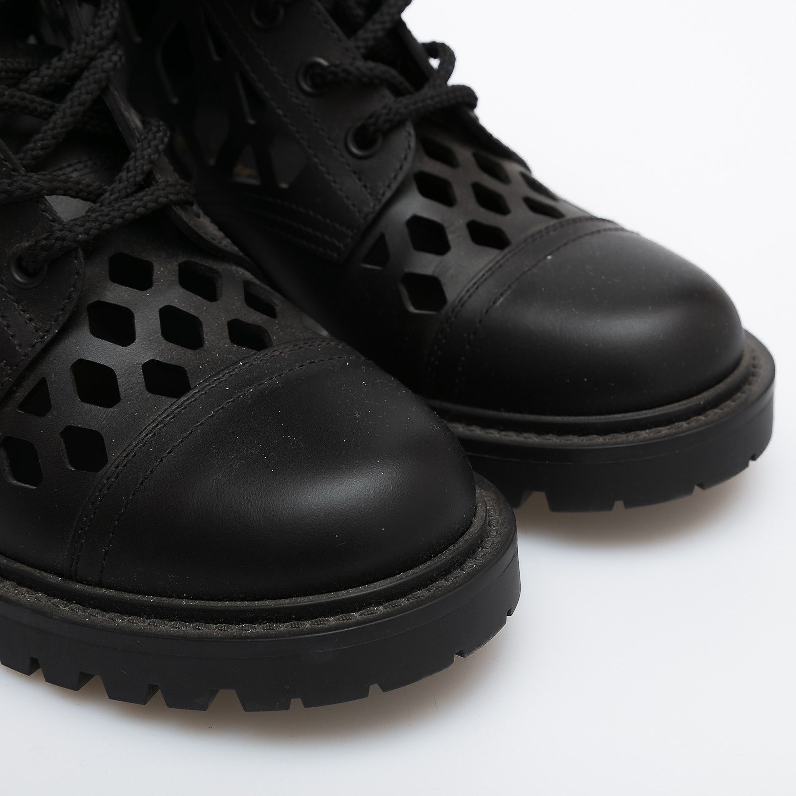 Ботинки черного цвета Christian Dior - фото из каталога магазина брендовой одежды Second Friend Store Ботинки Christian Dior - купить оригинал в секонд-хенде SFS - 4