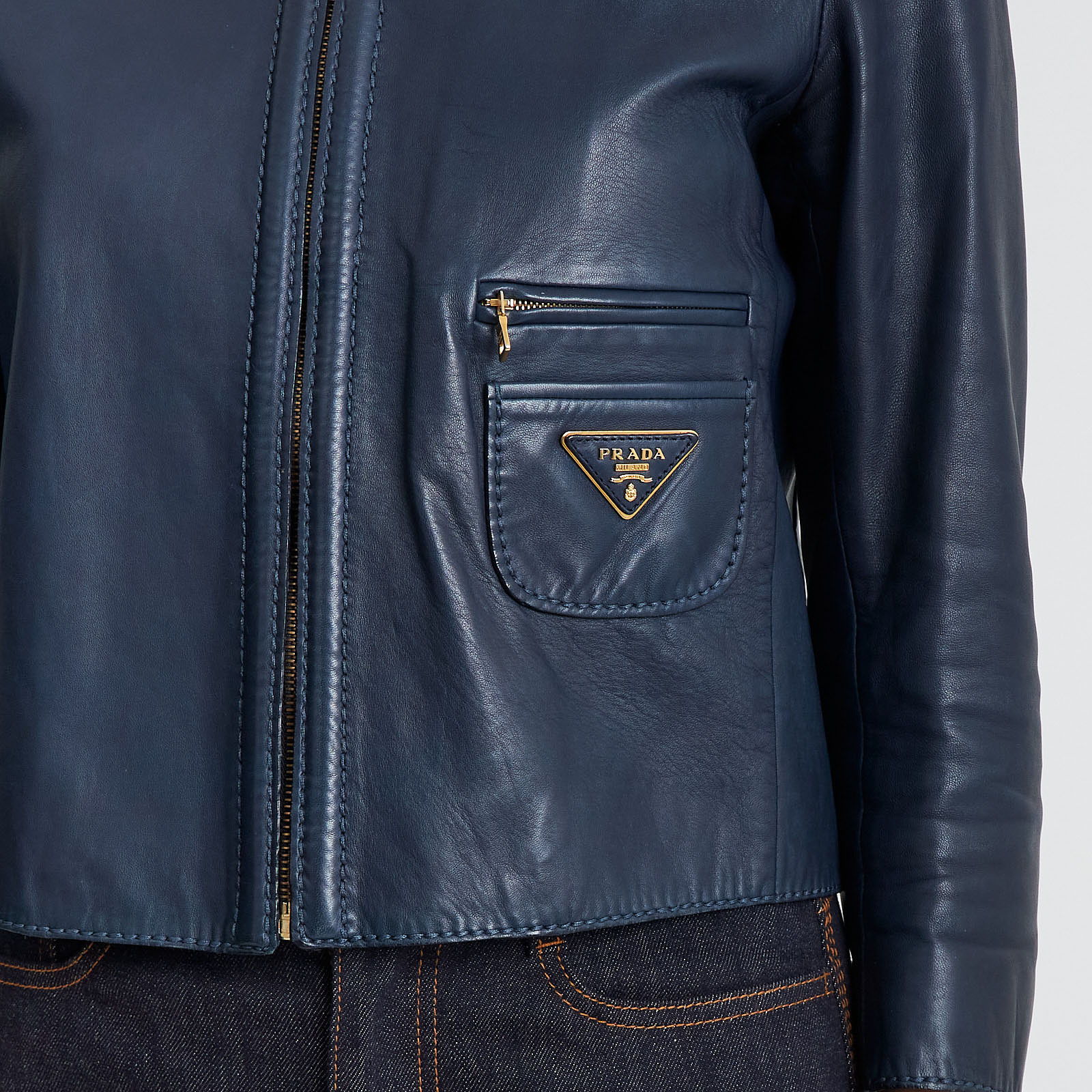 Куртка синего цвета Prada - фото из каталога магазина брендовой одежды Second Friend Store Куртка Prada - купить оригинал в секонд-хенде SFS - 4