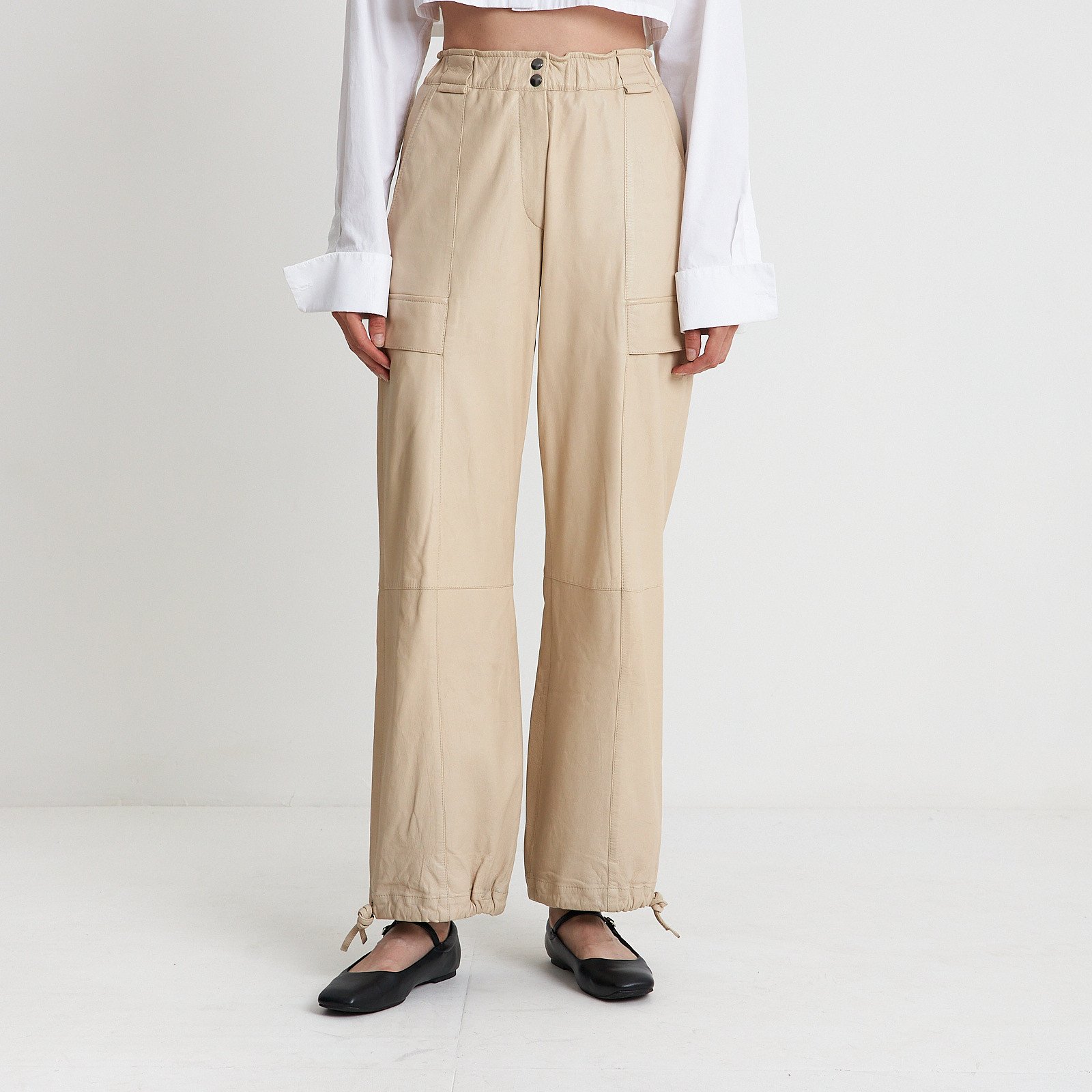 Брюки бежевого цвета Brunello Cucinelli - фото из каталога магазина брендовой одежды Second Friend Store Брюки Brunello Cucinelli - купить оригинал в секонд-хенде SFS - 1