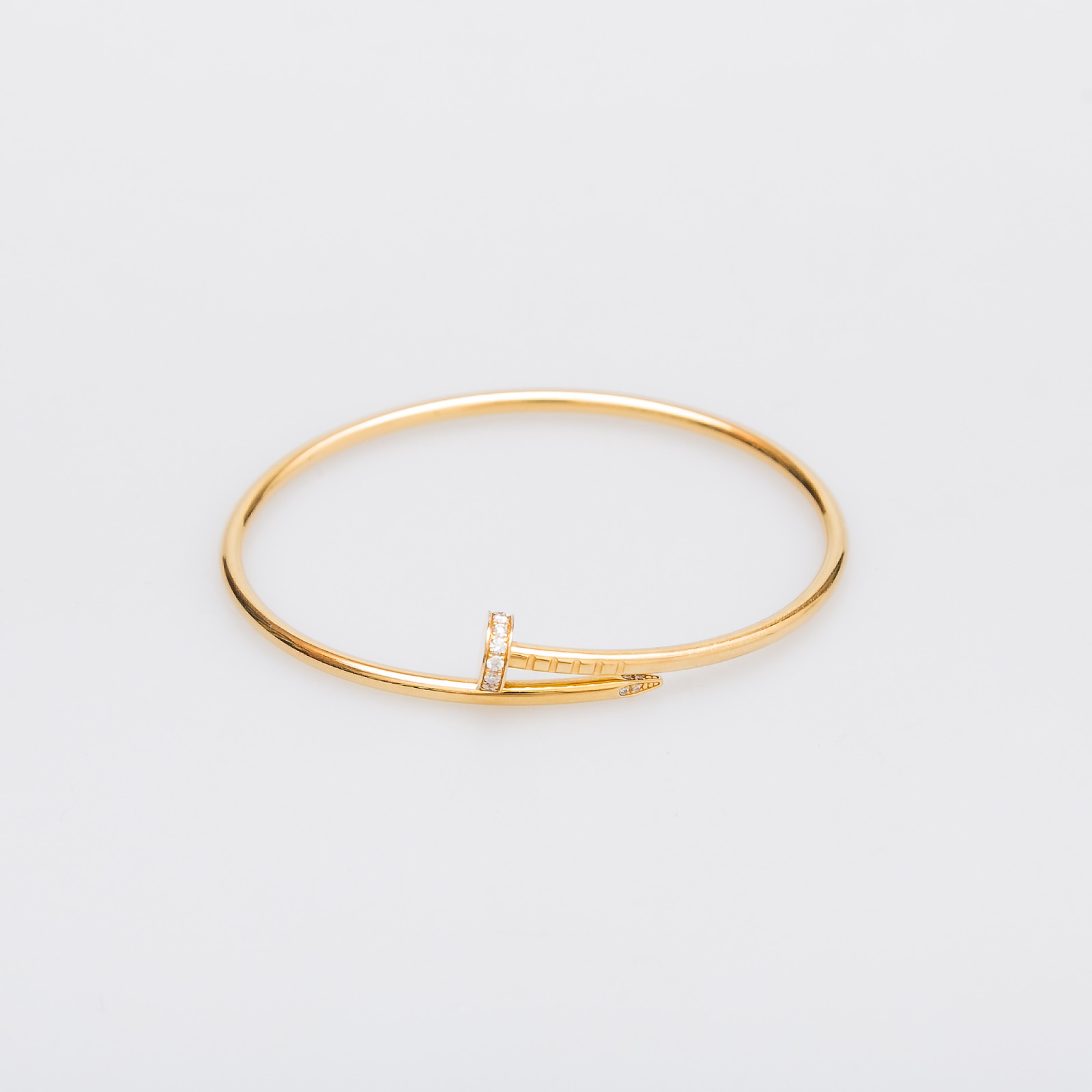 Браслет золотого цвета Cartier - фото из каталога магазина брендовой одежды Second Friend Store Браслет Cartier - купить оригинал в секонд-хенде SFS - 1