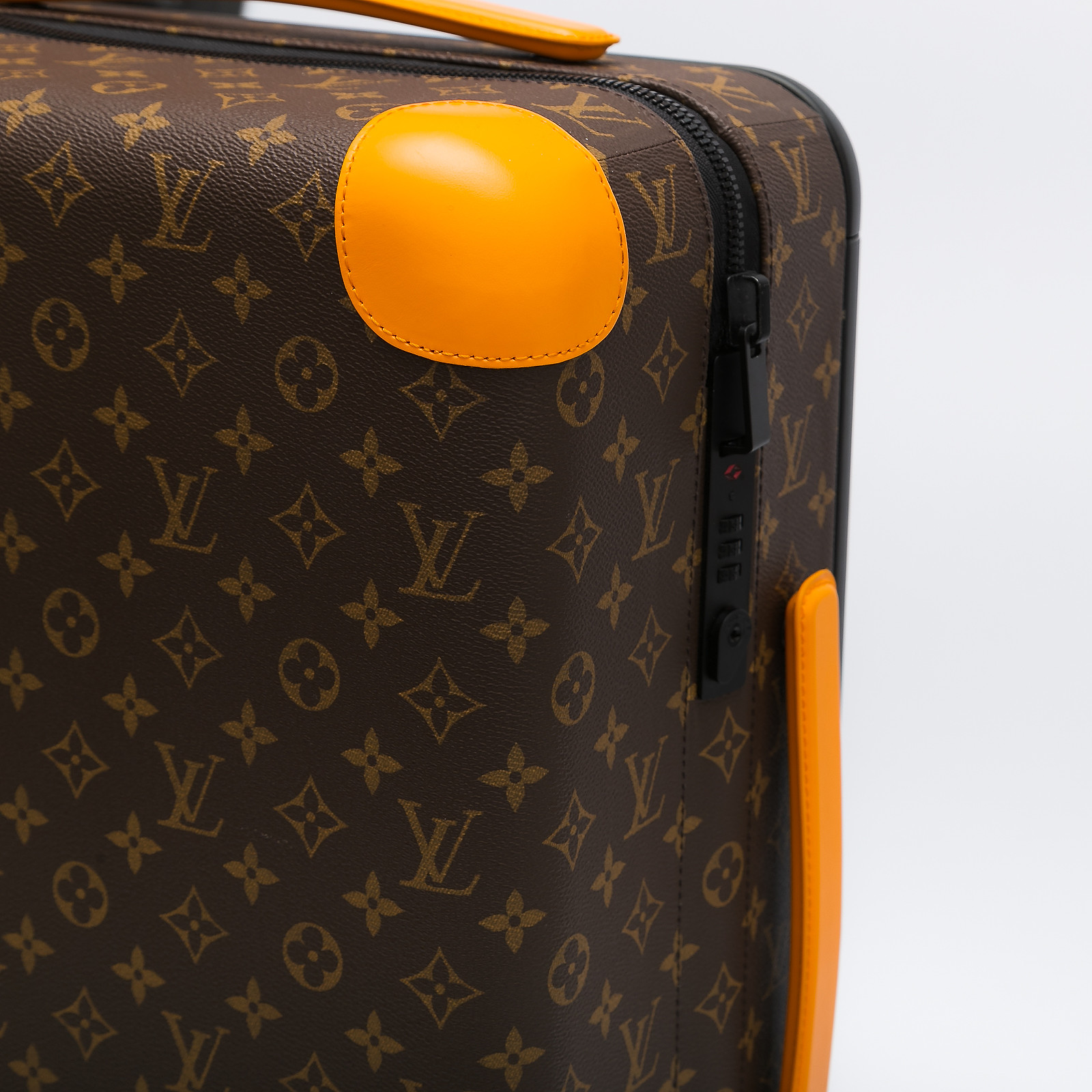 Чемодан Louis Vuitton - купить оригинал в секонд-хенде SFS