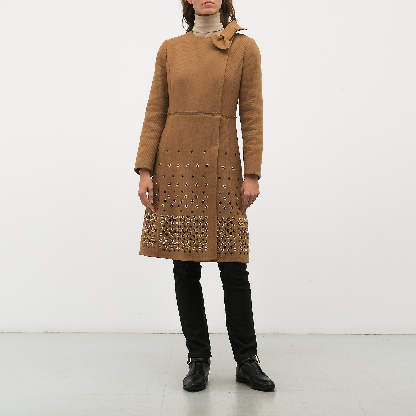 Пальто бежевого цвета Prada - фото из каталога магазина брендовой одежды Second Friend Store Пальто Prada - купить оригинал в секонд-хенде SFS - 2