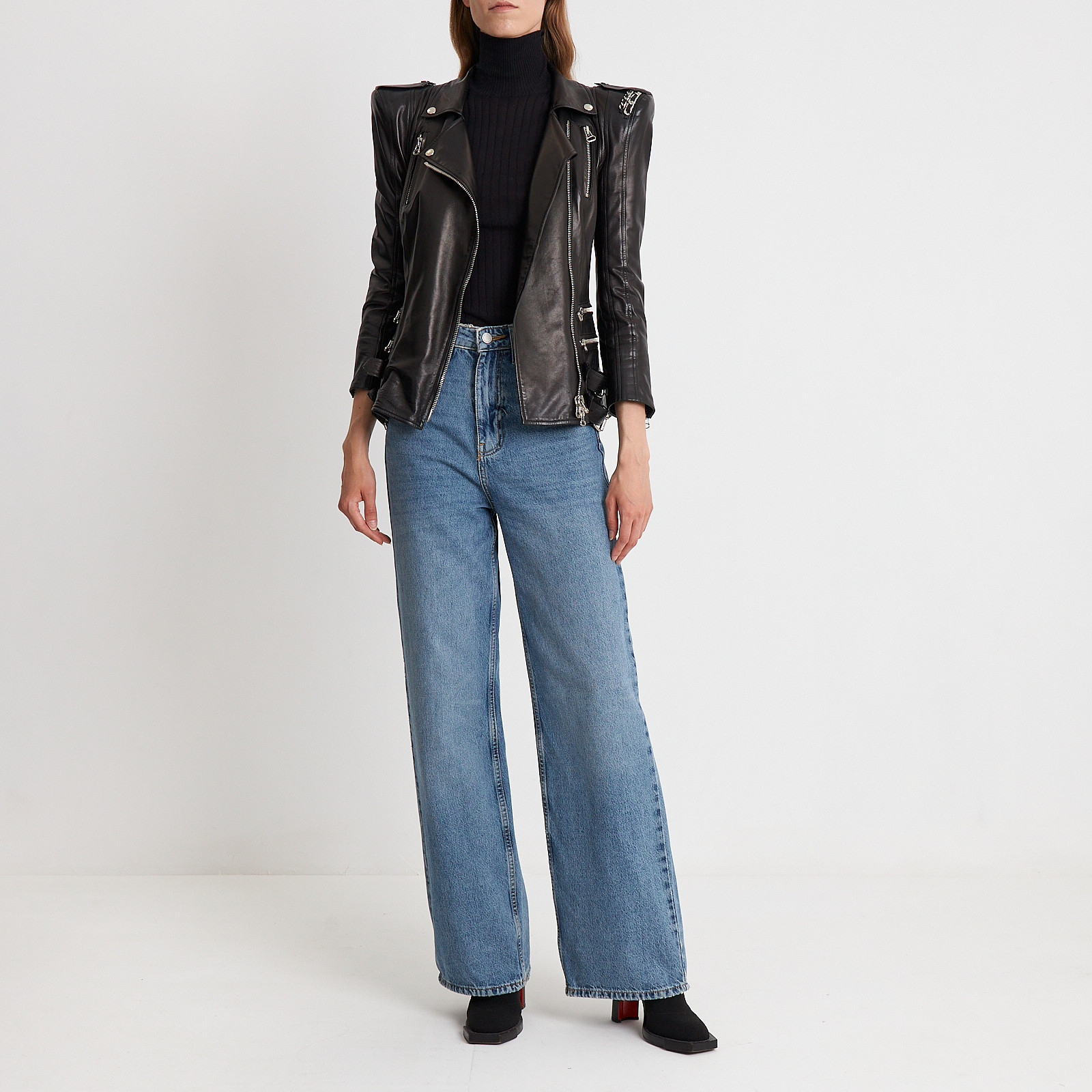 Куртка черного цвета Balmain - фото из каталога магазина брендовой одежды Second Friend Store Куртка Balmain - купить оригинал в секонд-хенде SFS - 2
