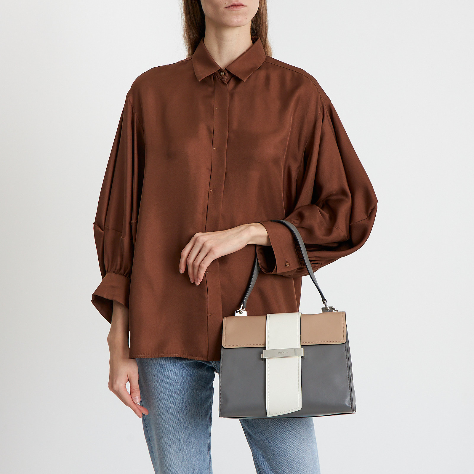 Сумка серого цвета Prada - фото из каталога магазина брендовой одежды Second Friend Store Сумка Prada - купить оригинал в секонд-хенде SFS - 2