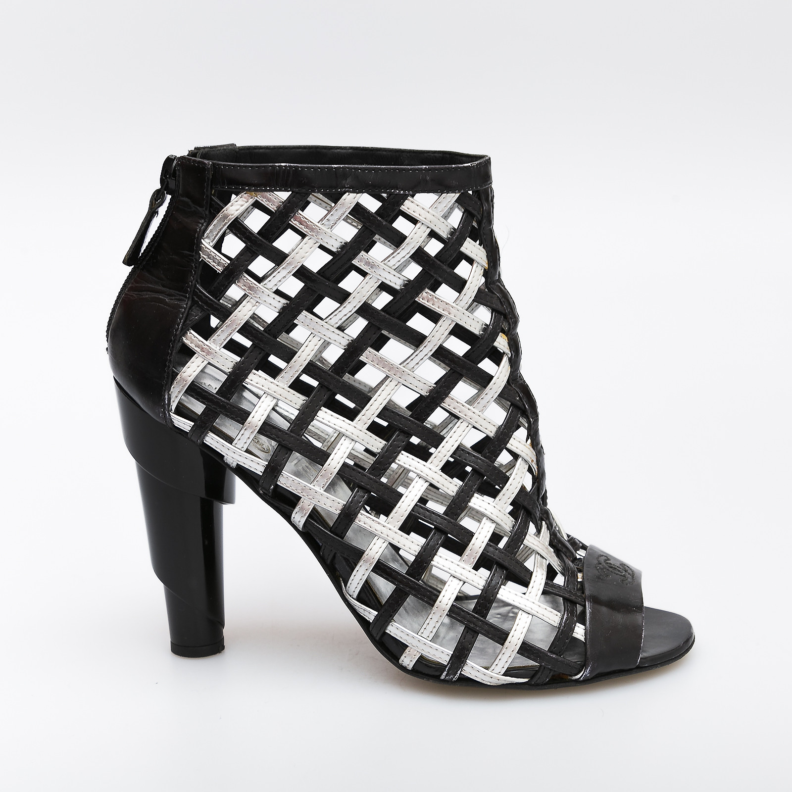 Туфли черного цвета Chanel - фото из каталога магазина брендовой одежды Second Friend Store Туфли Chanel - купить оригинал в секонд-хенде SFS - 1