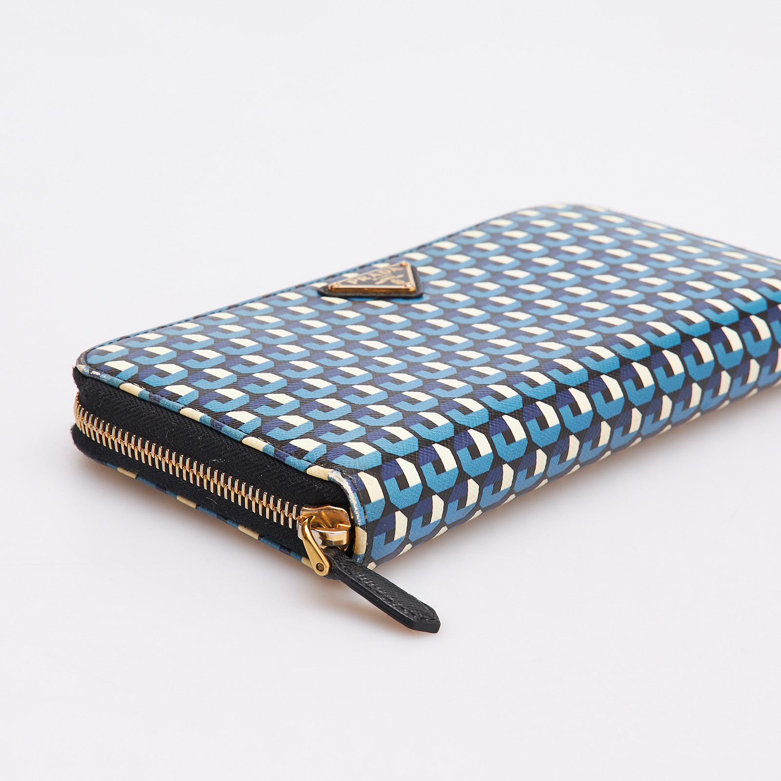 Кошелек синего цвета Prada - фото из каталога магазина брендовой одежды Second Friend Store Кошелек Prada - купить оригинал в секонд-хенде SFS - 3