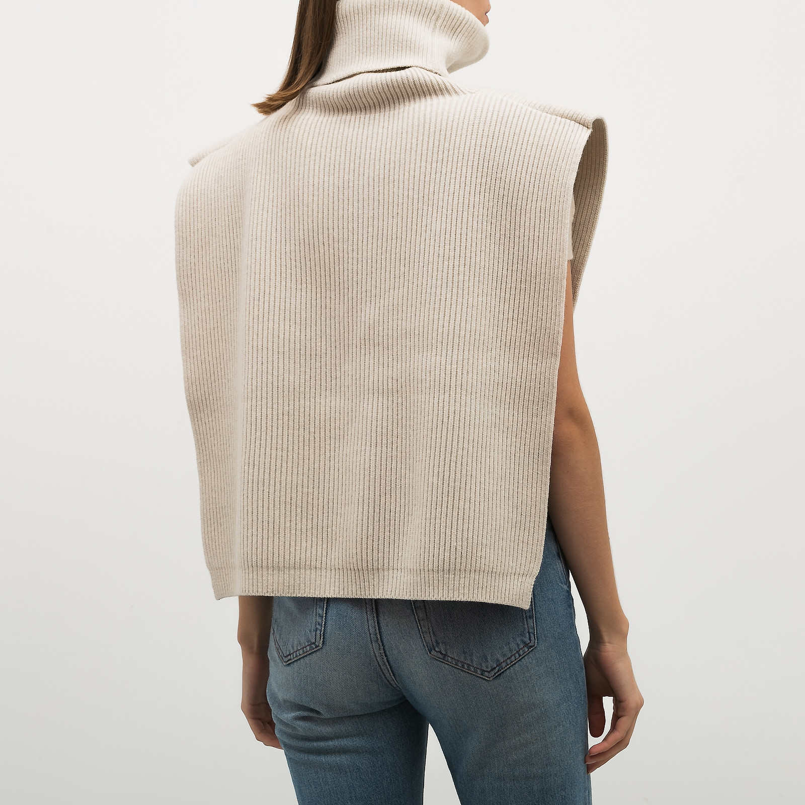 Жилет бежевого цвета Toteme - фото из каталога магазина брендовой одежды Second Friend Store Жилет Toteme - купить оригинал в секонд-хенде SFS - 2