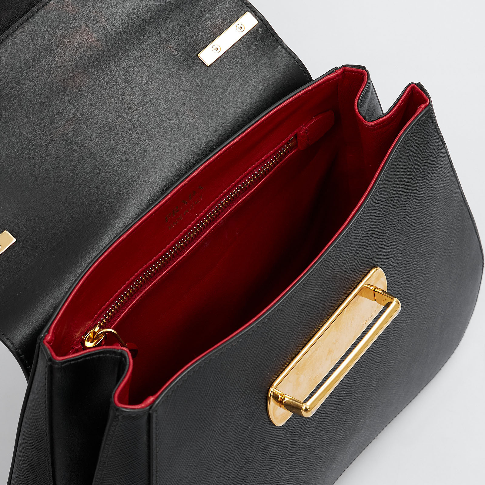 Сумка  черного цвета Prada - фото из каталога магазина брендовой одежды Second Friend Store Сумка Prada - купить оригинал в секонд-хенде SFS - 6