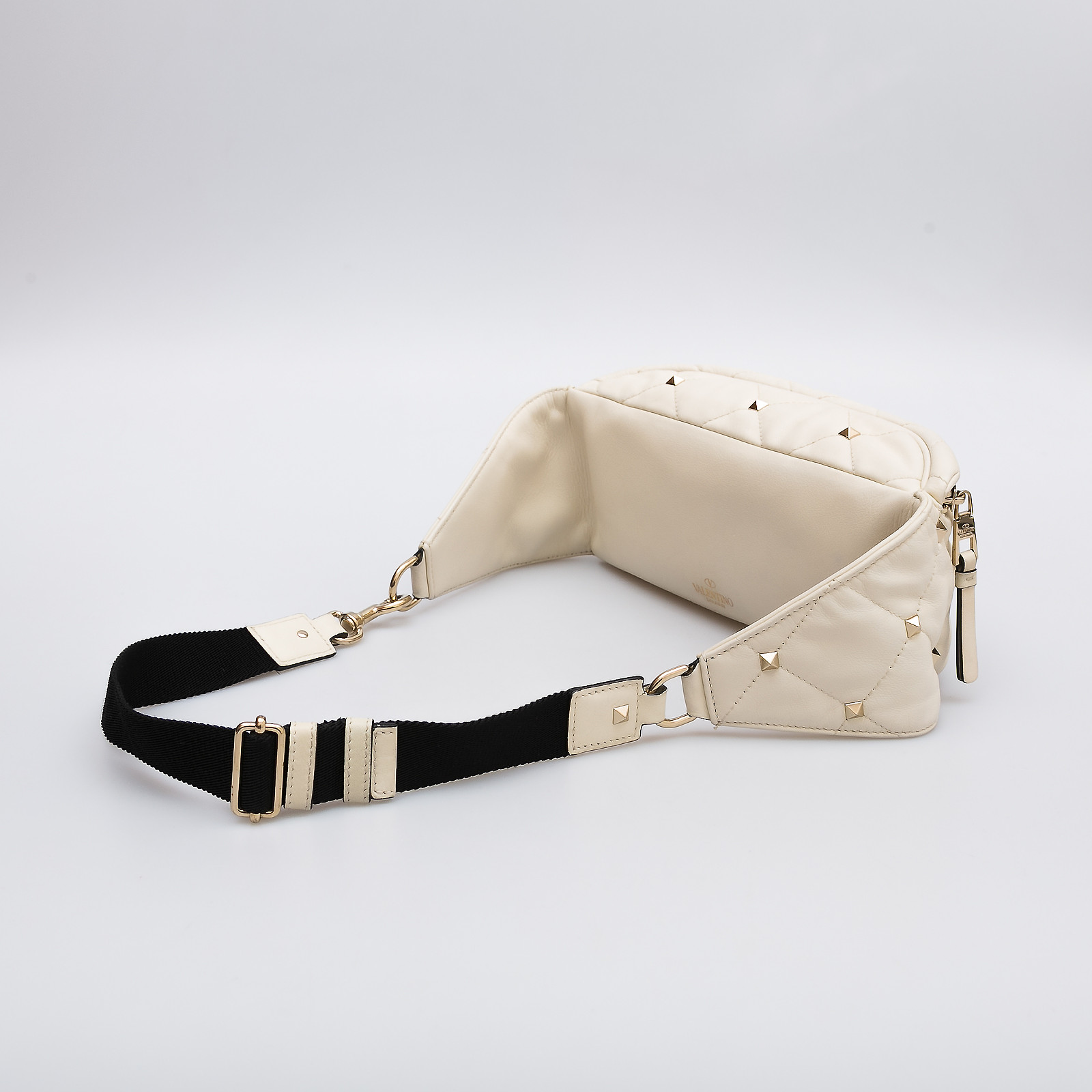 Сумка белого цвета Valentino - фото из каталога магазина брендовой одежды Second Friend Store Сумка Valentino - купить оригинал в секонд-хенде SFS - 3