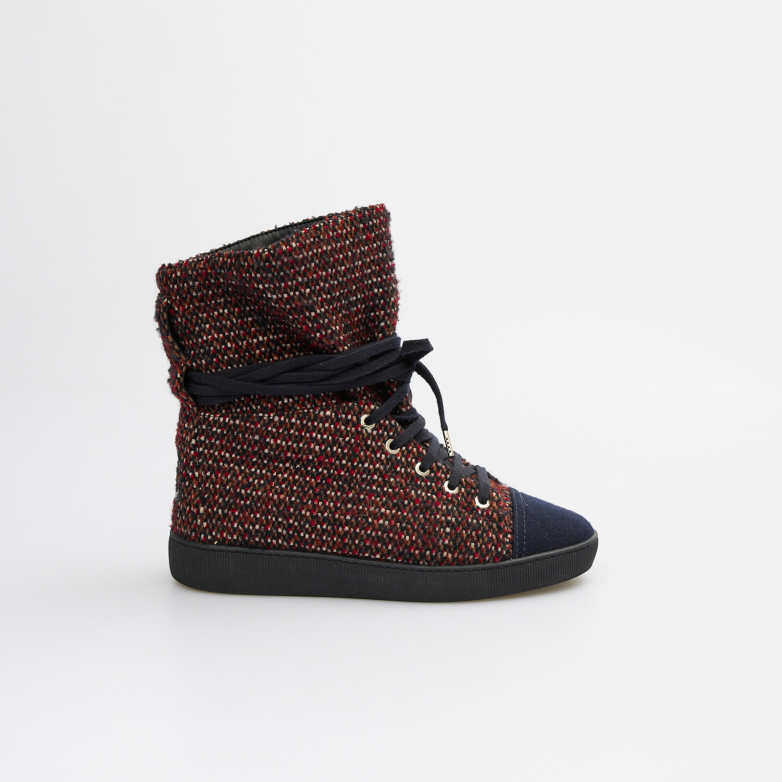 Ботинки  красного цвета Chanel - фото из каталога магазина брендовой одежды Second Friend Store Ботинки Chanel - купить оригинал в секонд-хенде SFS - 1