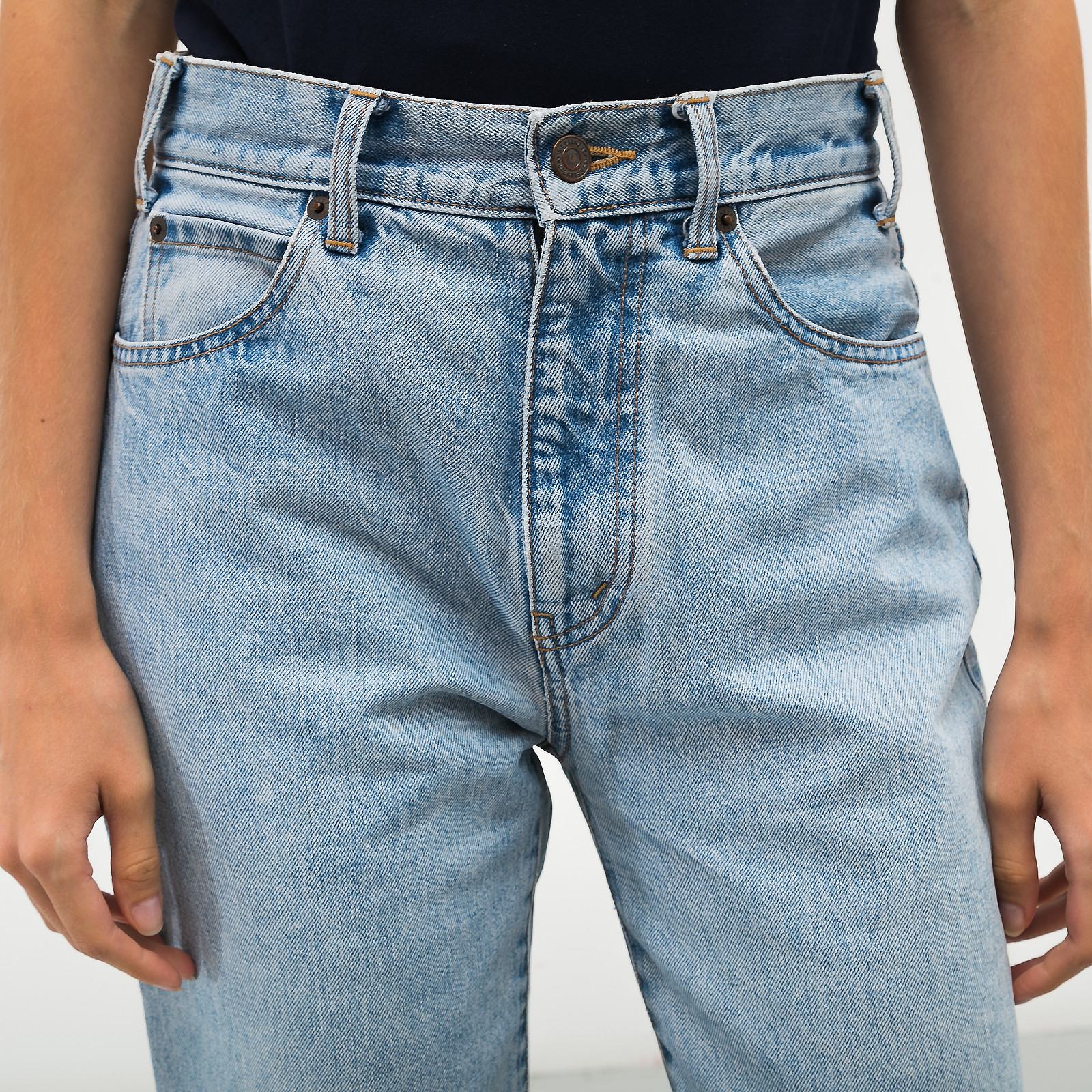 Джинсы голубого цвета Celine - фото из каталога магазина брендовой одежды Second Friend Store Джинсы Celine - купить оригинал в секонд-хенде SFS - 4