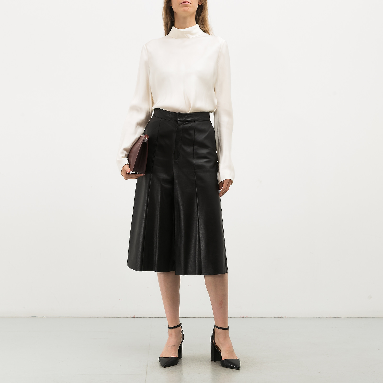 Шорты черного цвета Celine - фото из каталога магазина брендовой одежды Second Friend Store Шорты Celine - купить оригинал в секонд-хенде SFS - 3