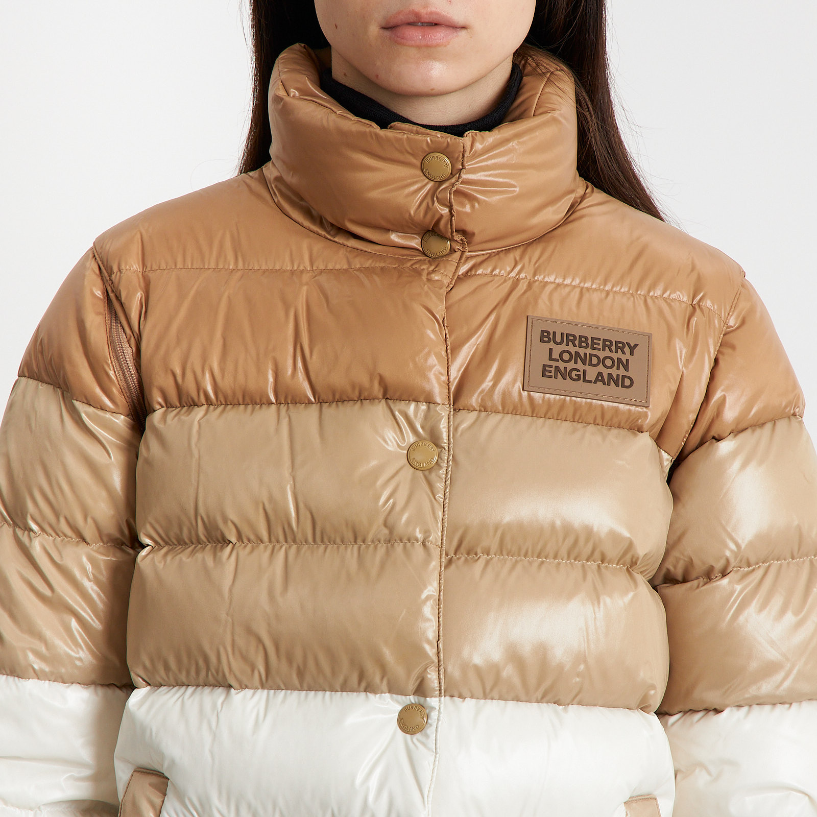 Пуховик бежевого цвета Burberry - фото из каталога магазина брендовой одежды Second Friend Store Пуховик Burberry - купить оригинал в секонд-хенде SFS - 5