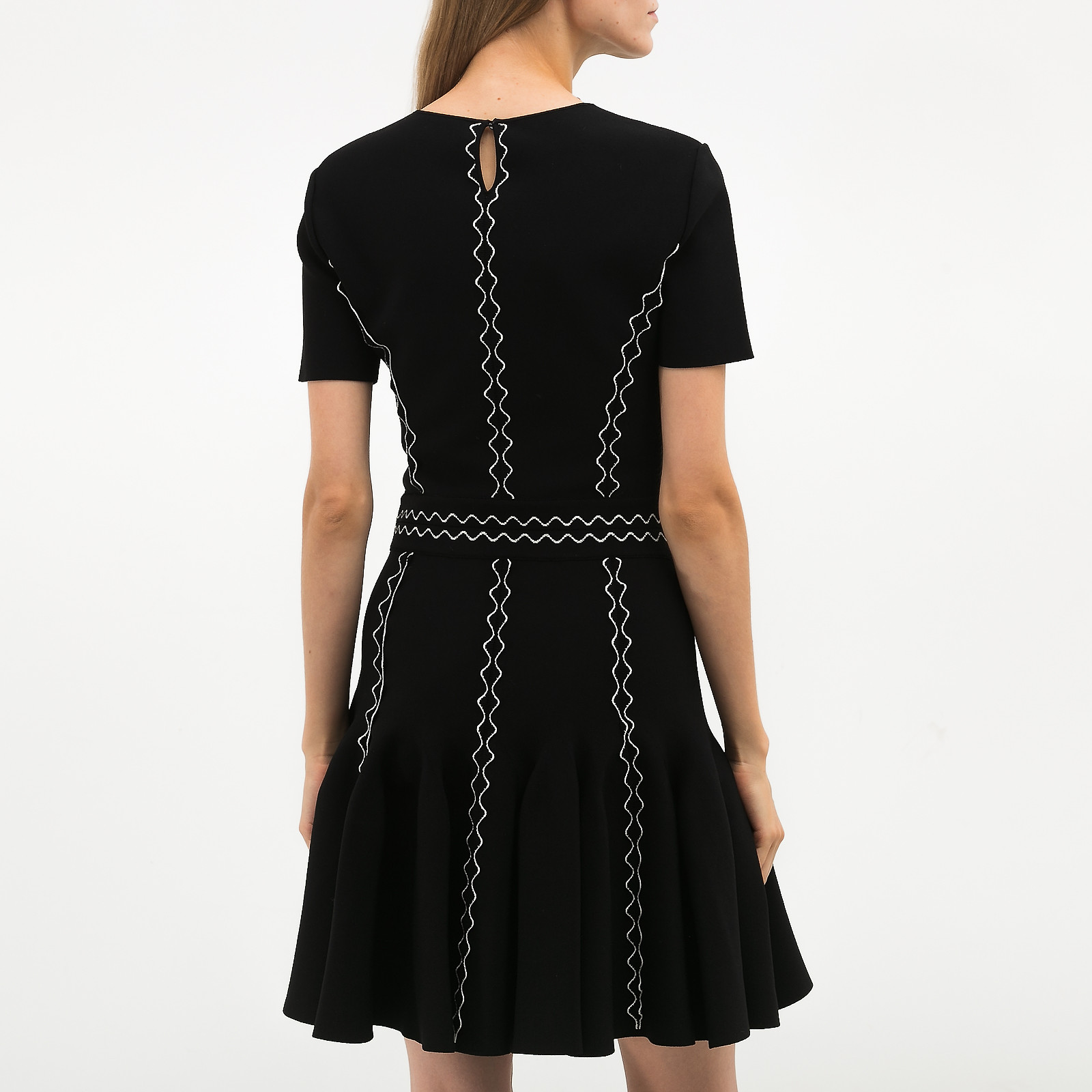 Платье черного цвета Alexander McQueen - фото из каталога магазина брендовой одежды Second Friend Store Платье Alexander McQueen - купить оригинал в секонд-хенде SFS - 2