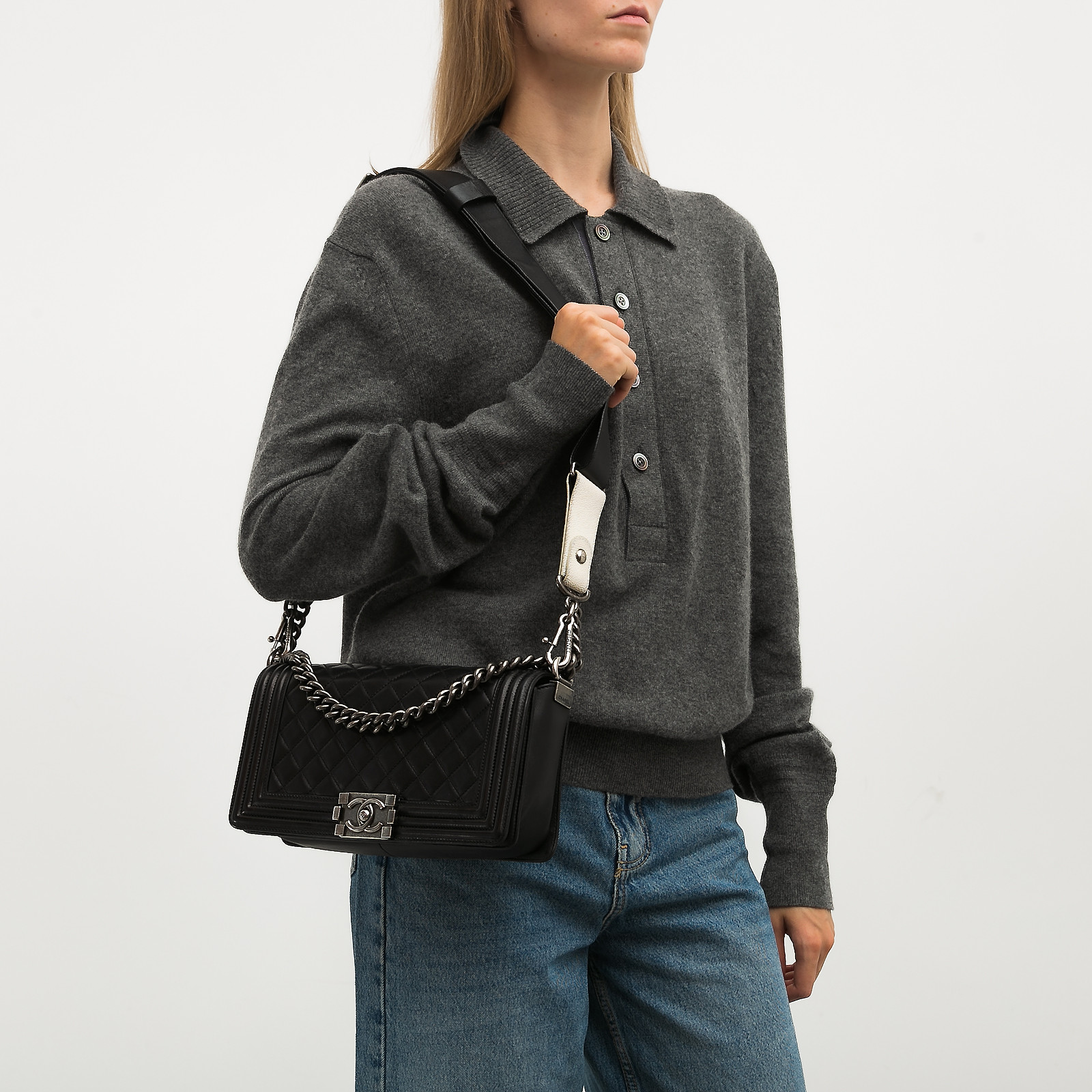 Сумка черного цвета Chanel - фото из каталога магазина брендовой одежды Second Friend Store Сумка Chanel - купить оригинал в секонд-хенде SFS - 2