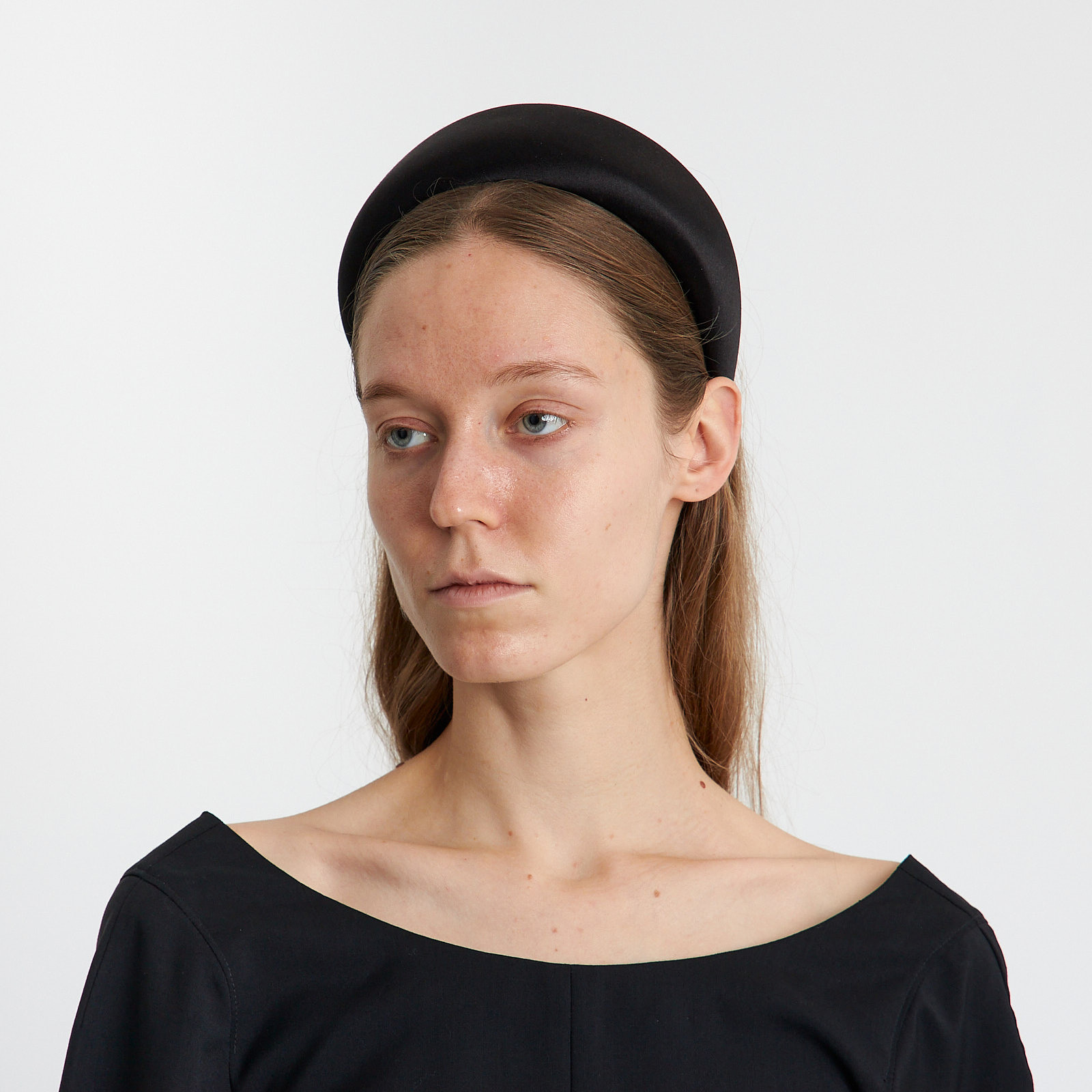 Ободок черного цвета Prada - фото из каталога магазина брендовой одежды Second Friend Store Ободок Prada - купить оригинал в секонд-хенде SFS - 2