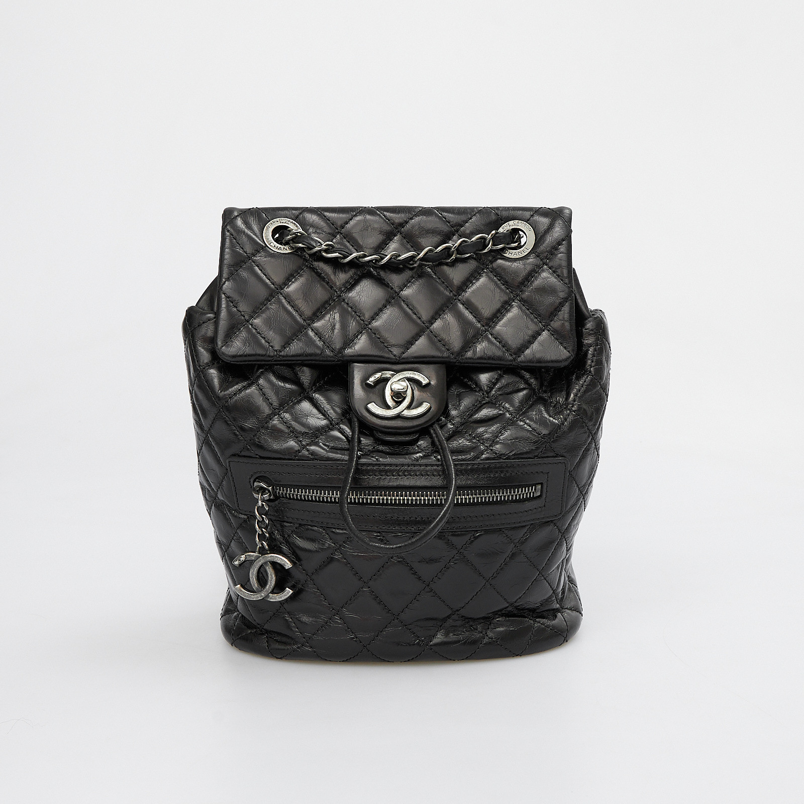 Рюкзак черного цвета Chanel - фото из каталога магазина брендовой одежды Second Friend Store Рюкзак Chanel - купить оригинал в секонд-хенде SFS - 1