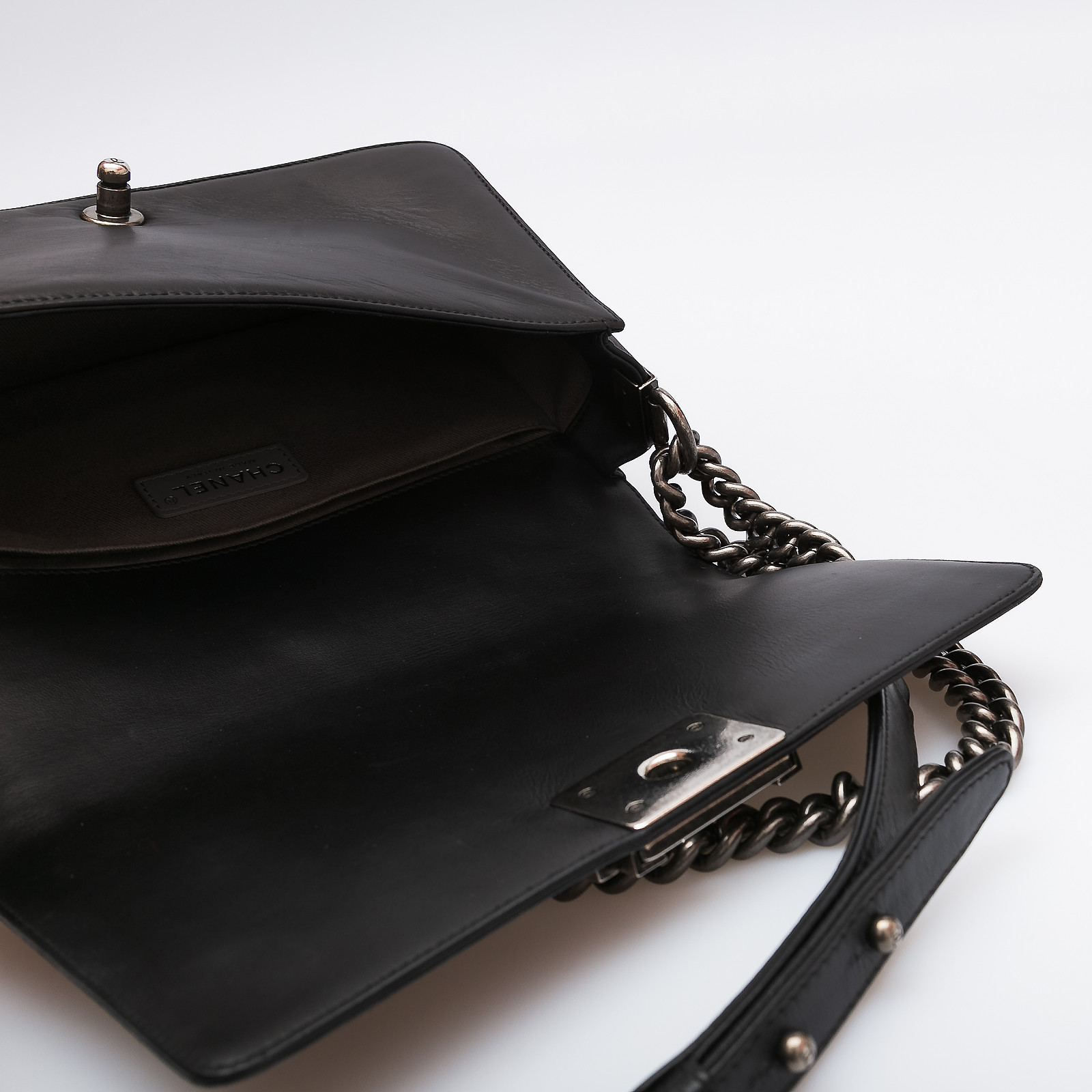 Сумка черного цвета Chanel - фото из каталога магазина брендовой одежды Second Friend Store Сумка Chanel - купить оригинал в секонд-хенде SFS - 7