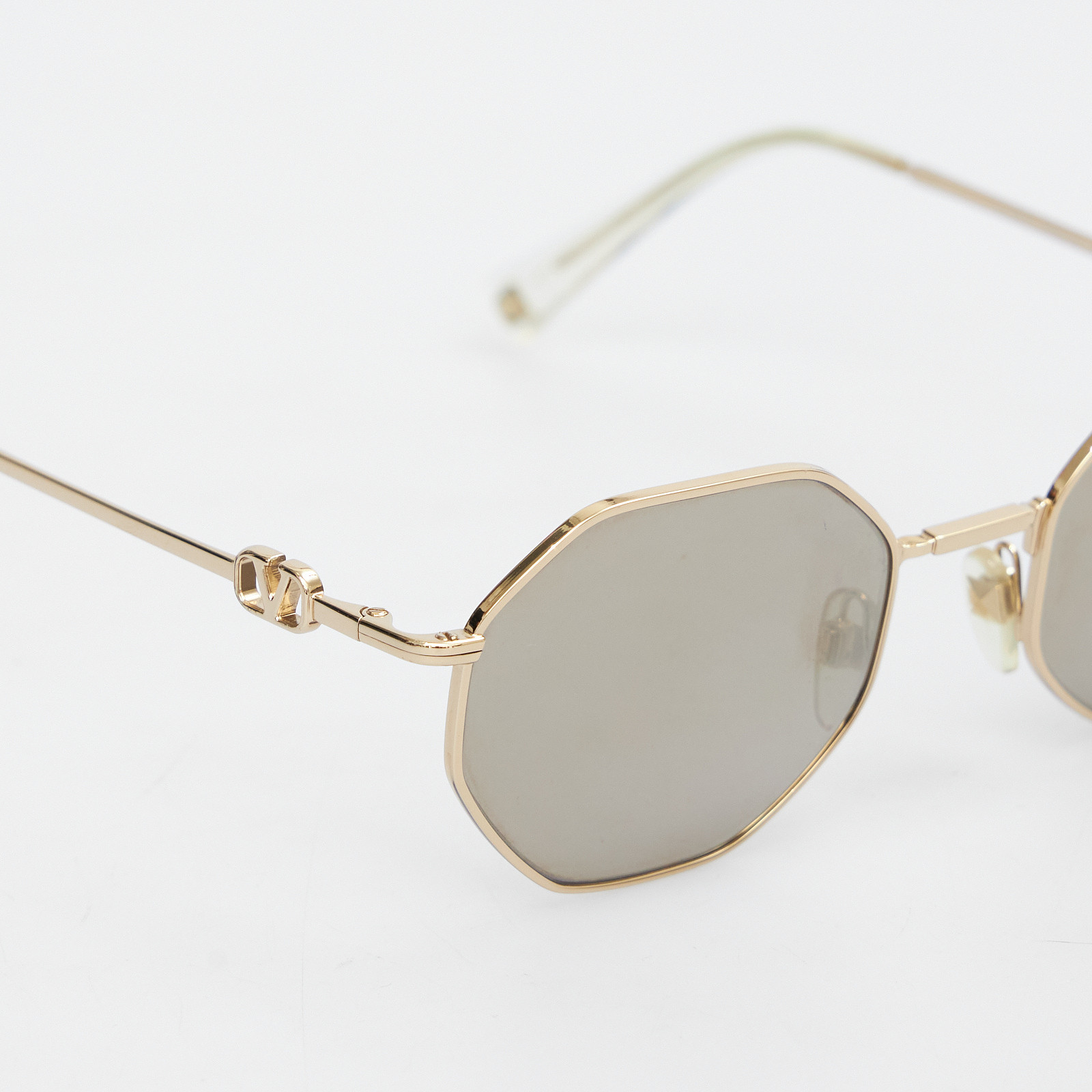 Очки золотого цвета Valentino - фото из каталога магазина брендовой одежды Second Friend Store Очки Valentino - купить оригинал в секонд-хенде SFS - 4