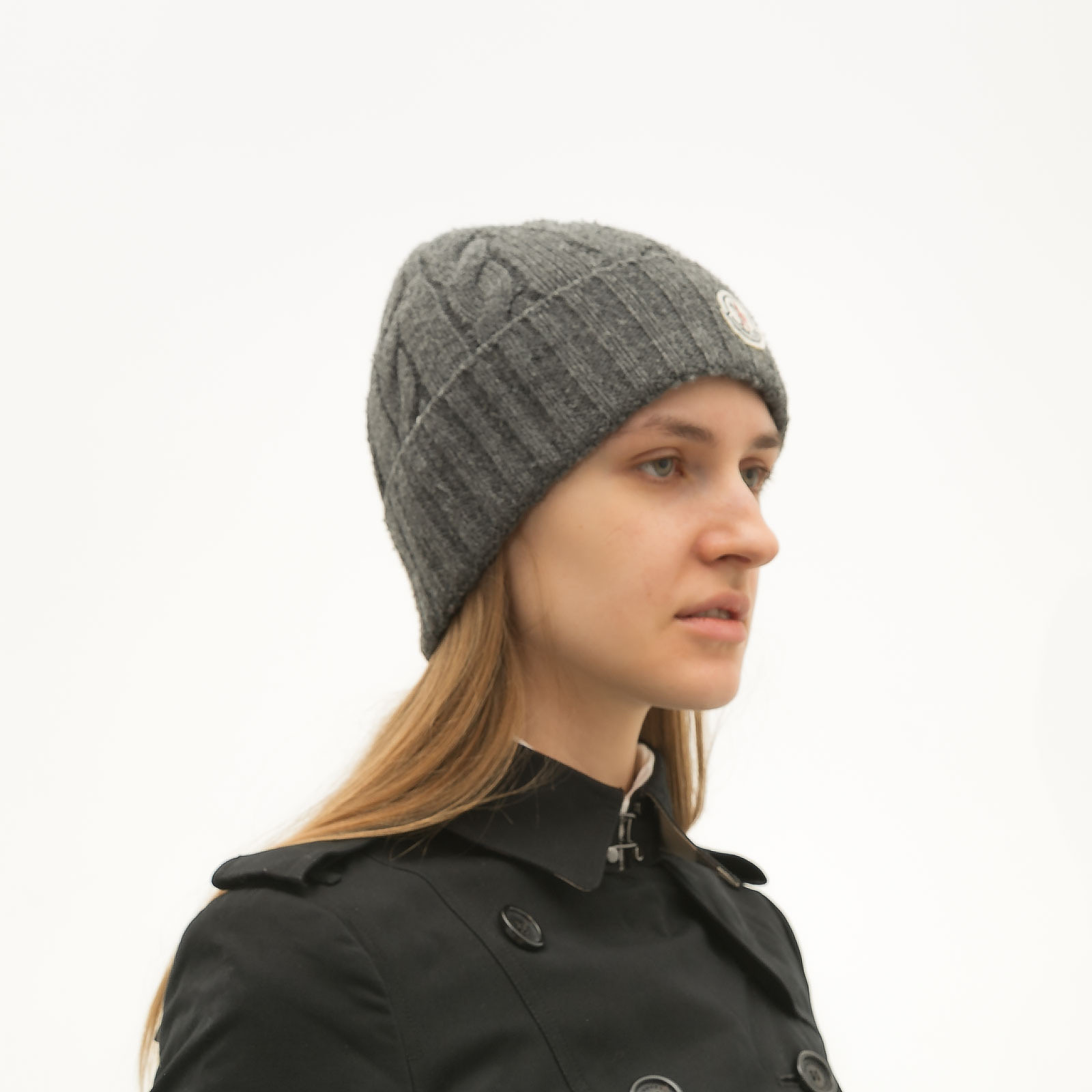 Шапка серого цвета Moncler - фото из каталога магазина брендовой одежды Second Friend Store Шапка Moncler - купить оригинал в секонд-хенде SFS - 2