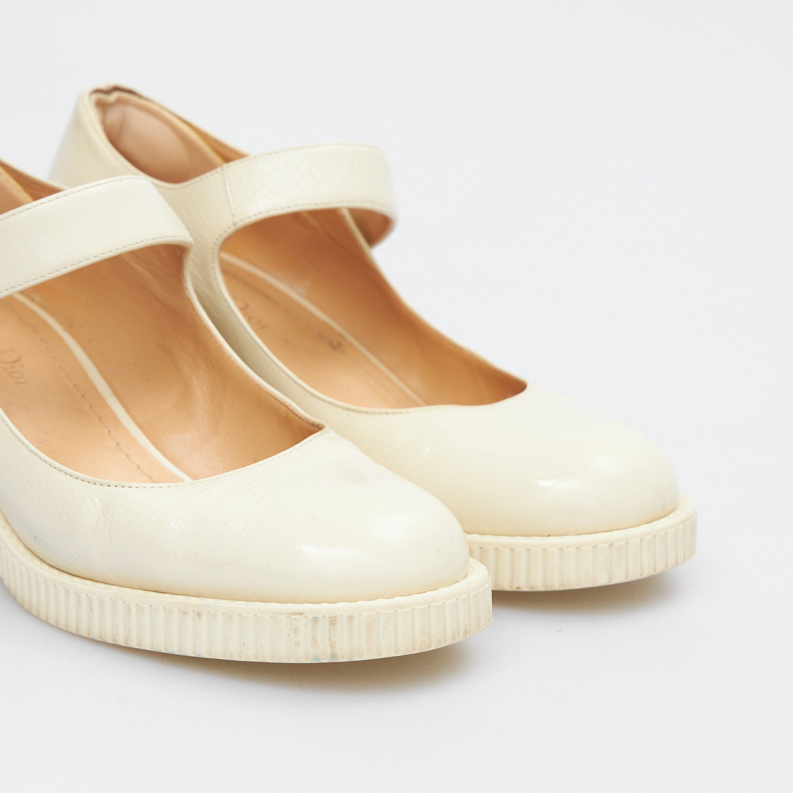 Туфли белого цвета Christian Dior - фото из каталога магазина брендовой одежды Second Friend Store Туфли Christian Dior - купить оригинал в секонд-хенде SFS - 4