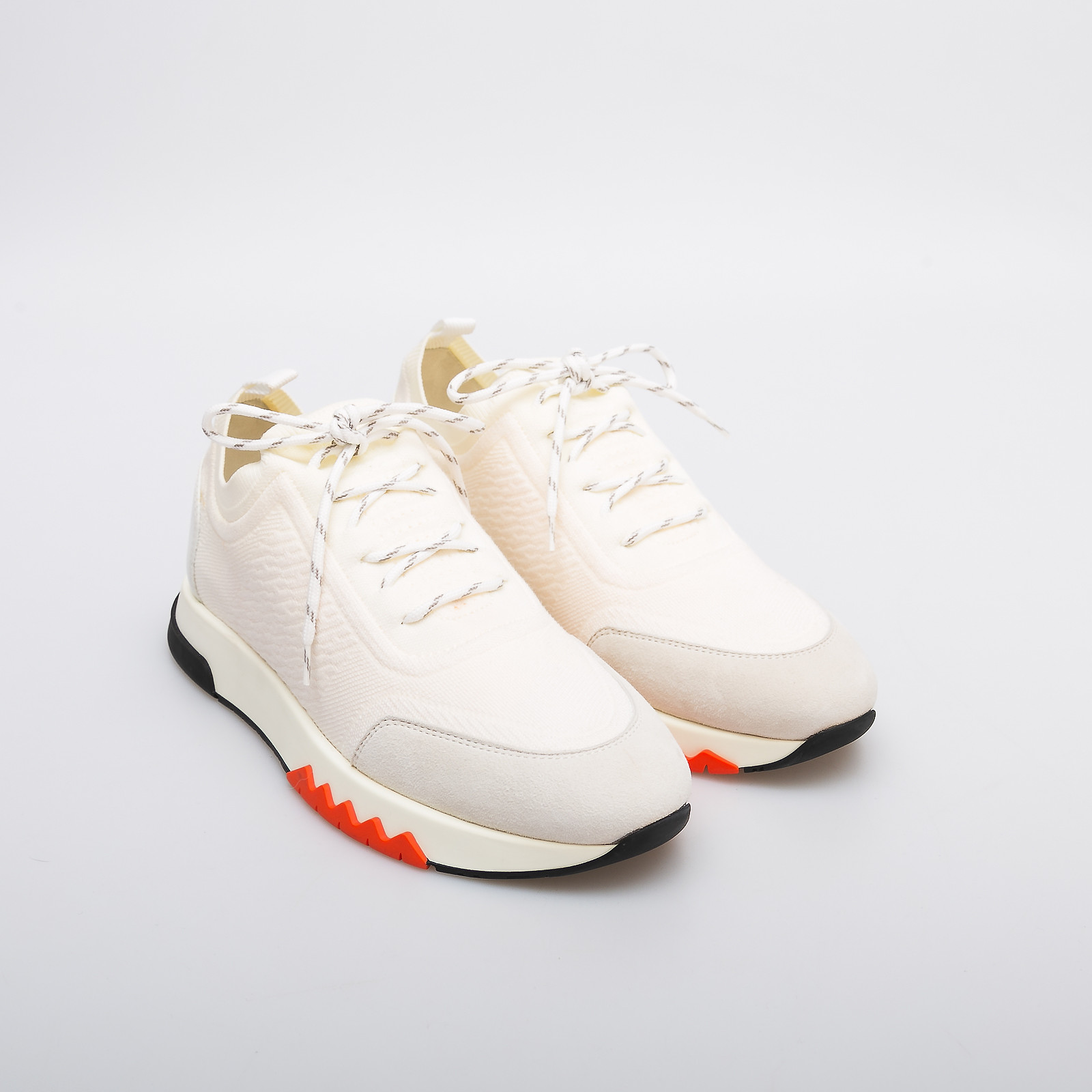 Кроссовки белого цвета Hermes - фото из каталога магазина брендовой одежды Second Friend Store Кроссовки Hermes - купить оригинал в секонд-хенде SFS - 2