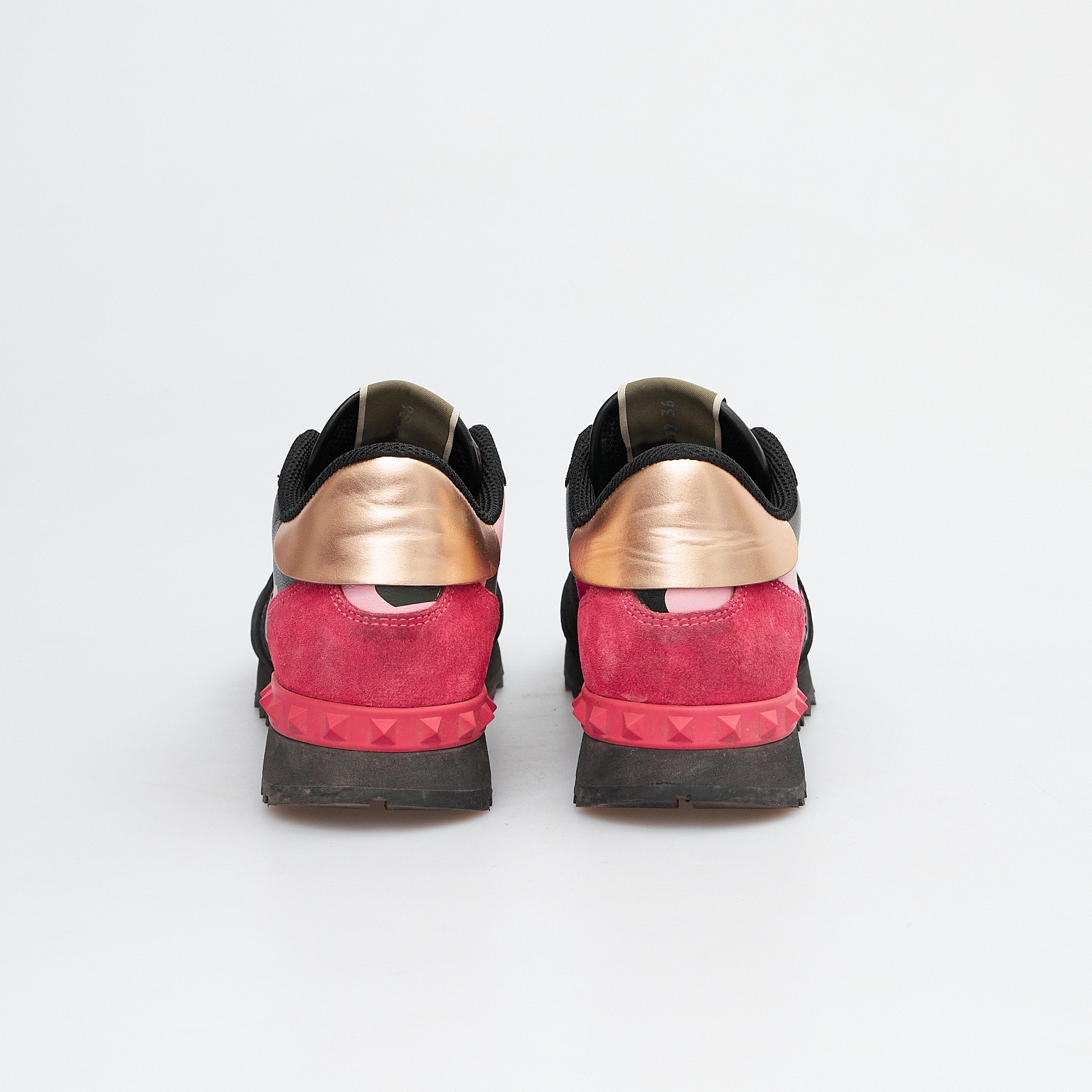 Кроссовки черного цвета Valentino - фото из каталога магазина брендовой одежды Second Friend Store Кроссовки Valentino - купить оригинал в секонд-хенде SFS - 3