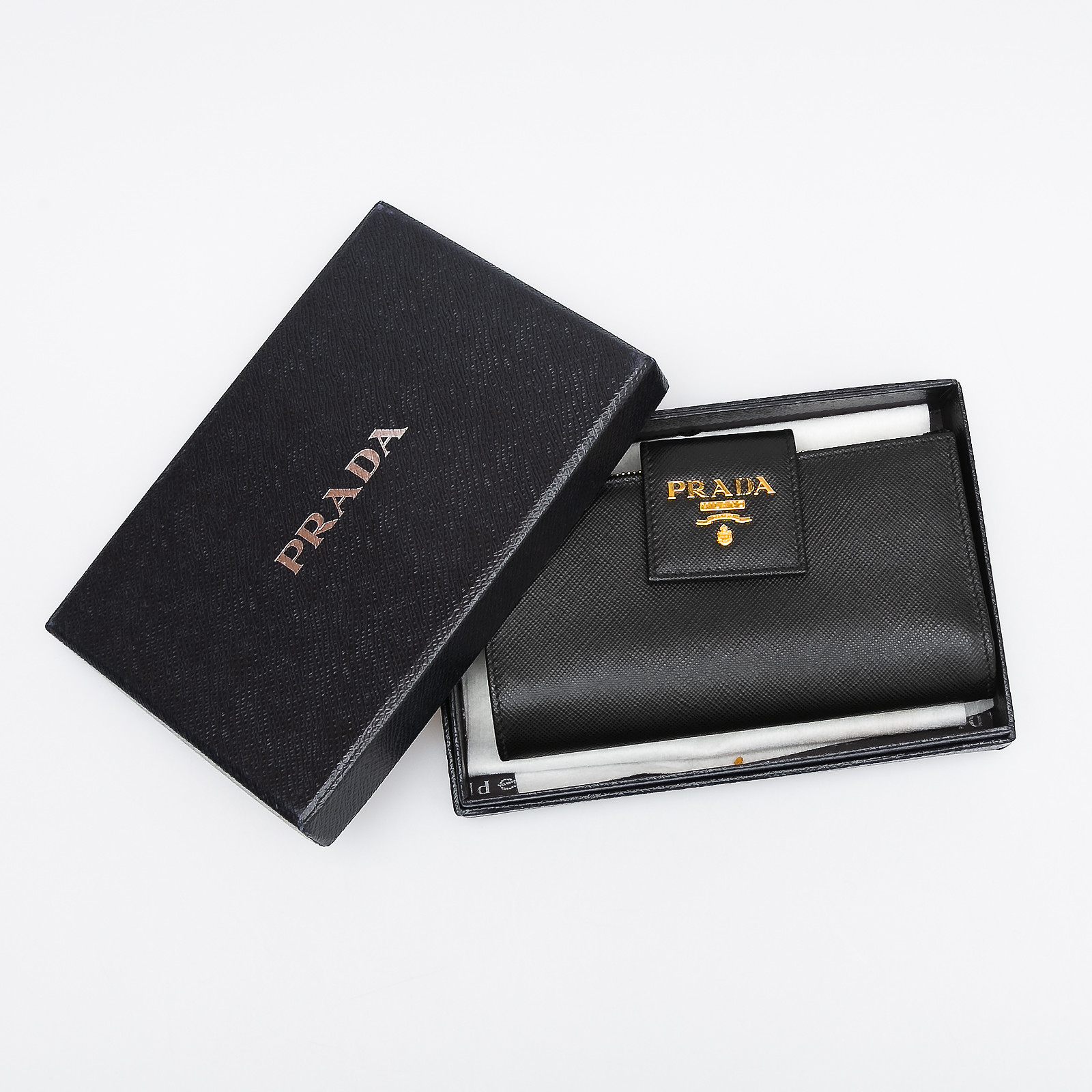 Кошелек черного цвета Prada - фото из каталога магазина брендовой одежды Second Friend Store Кошелек Prada - купить оригинал в секонд-хенде SFS - 2