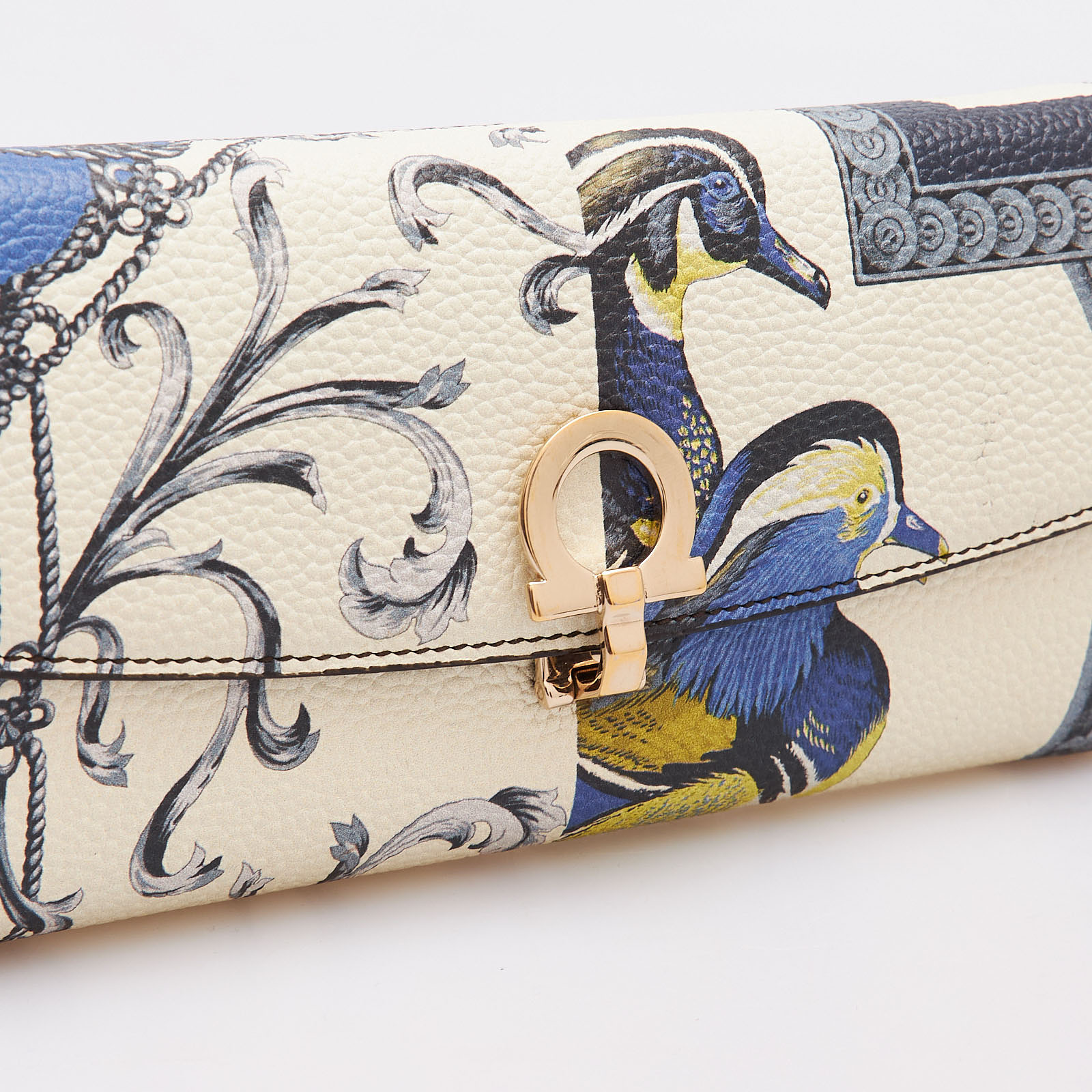 Кошелек синего цвета Salvatore Ferragamo - фото из каталога магазина брендовой одежды Second Friend Store Кошелек Salvatore Ferragamo - купить оригинал в секонд-хенде SFS - 4