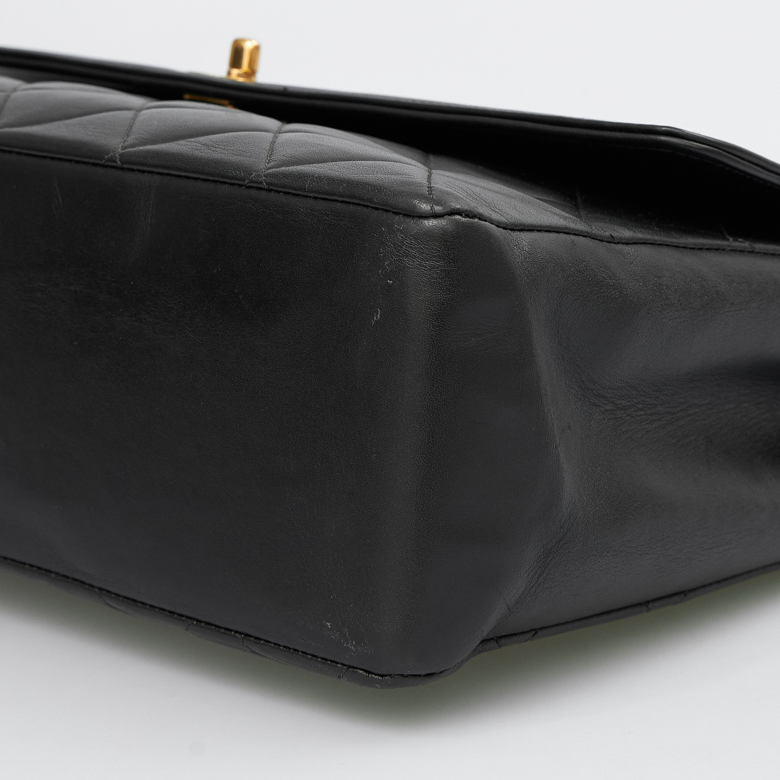 Сумка черного цвета Chanel - фото из каталога магазина брендовой одежды Second Friend Store Сумка Chanel - купить оригинал в секонд-хенде SFS - 7