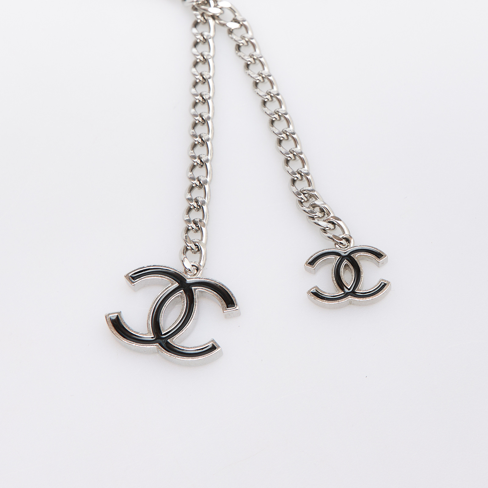 Пояс серебряного цвета Chanel - фото из каталога магазина брендовой одежды Second Friend Store Пояс Chanel - купить оригинал в секонд-хенде SFS - 4