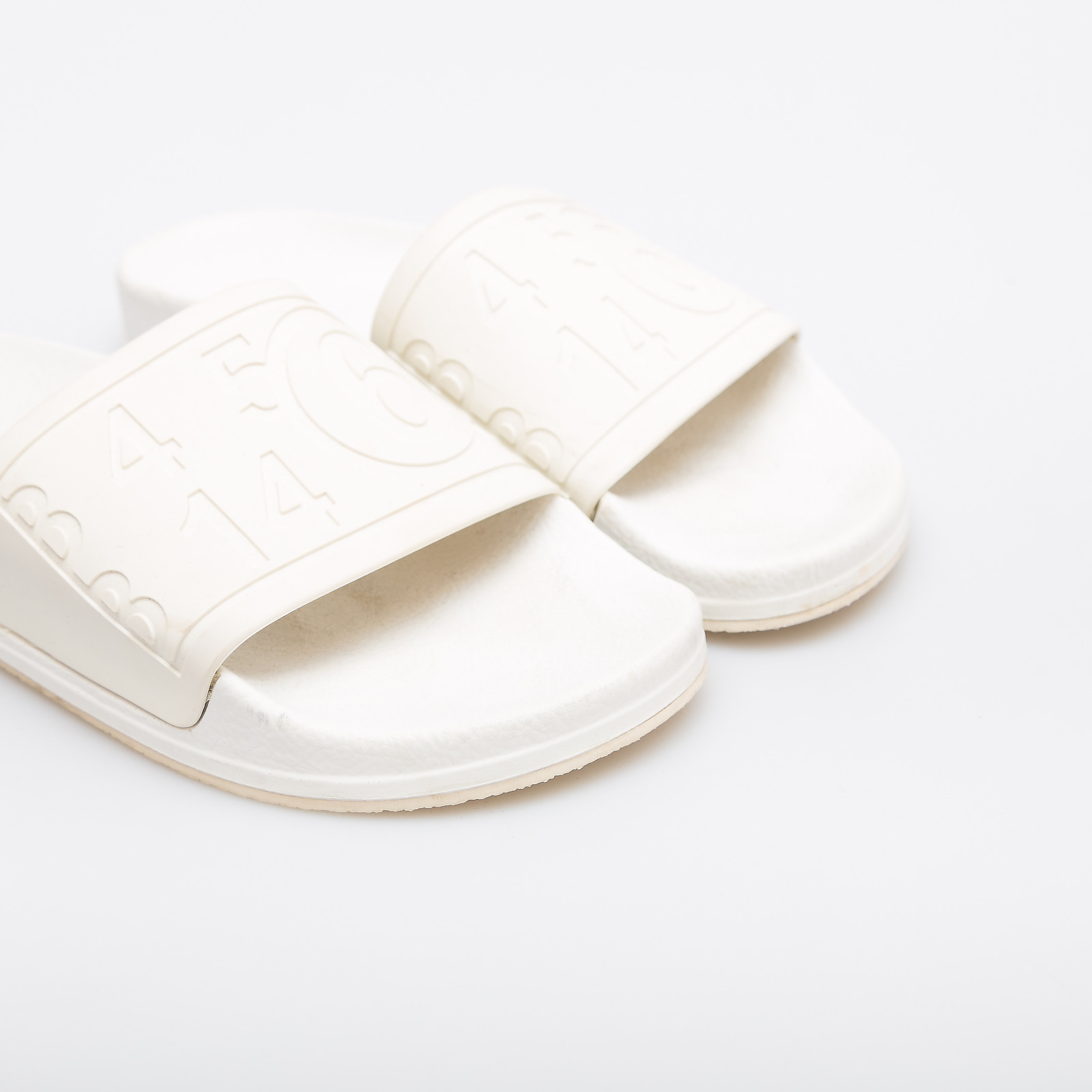 Сандалии белого цвета MM6 Maison Margiela - фото из каталога магазина брендовой одежды Second Friend Store Сандалии MM6 Maison Margiela - купить оригинал в секонд-хенде SFS - 4