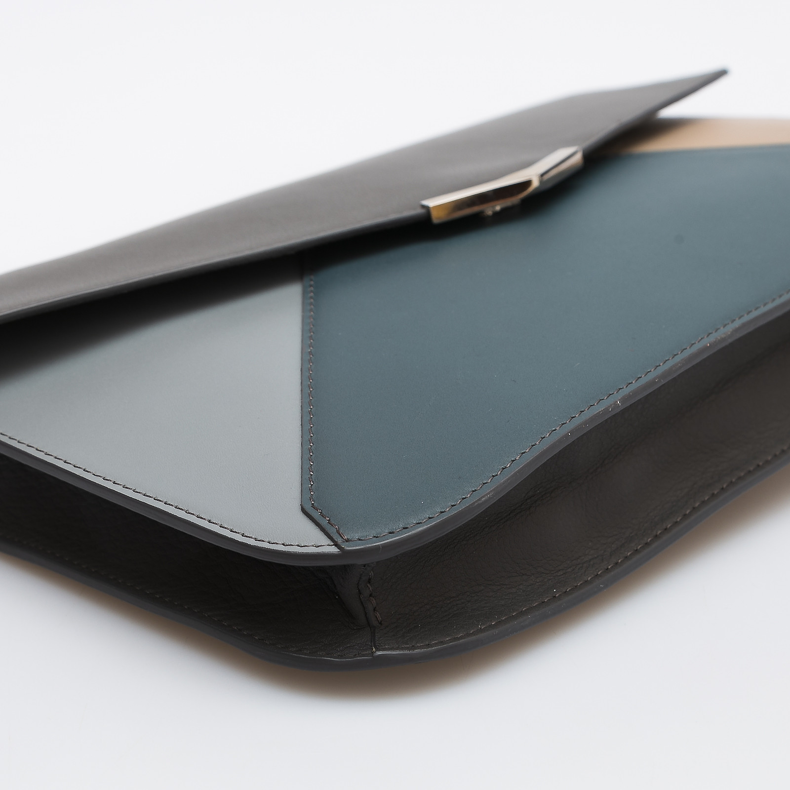 Клатч  серого цвета Fendi - фото из каталога магазина брендовой одежды Second Friend Store Клатч Fendi - купить оригинал в секонд-хенде SFS - 5