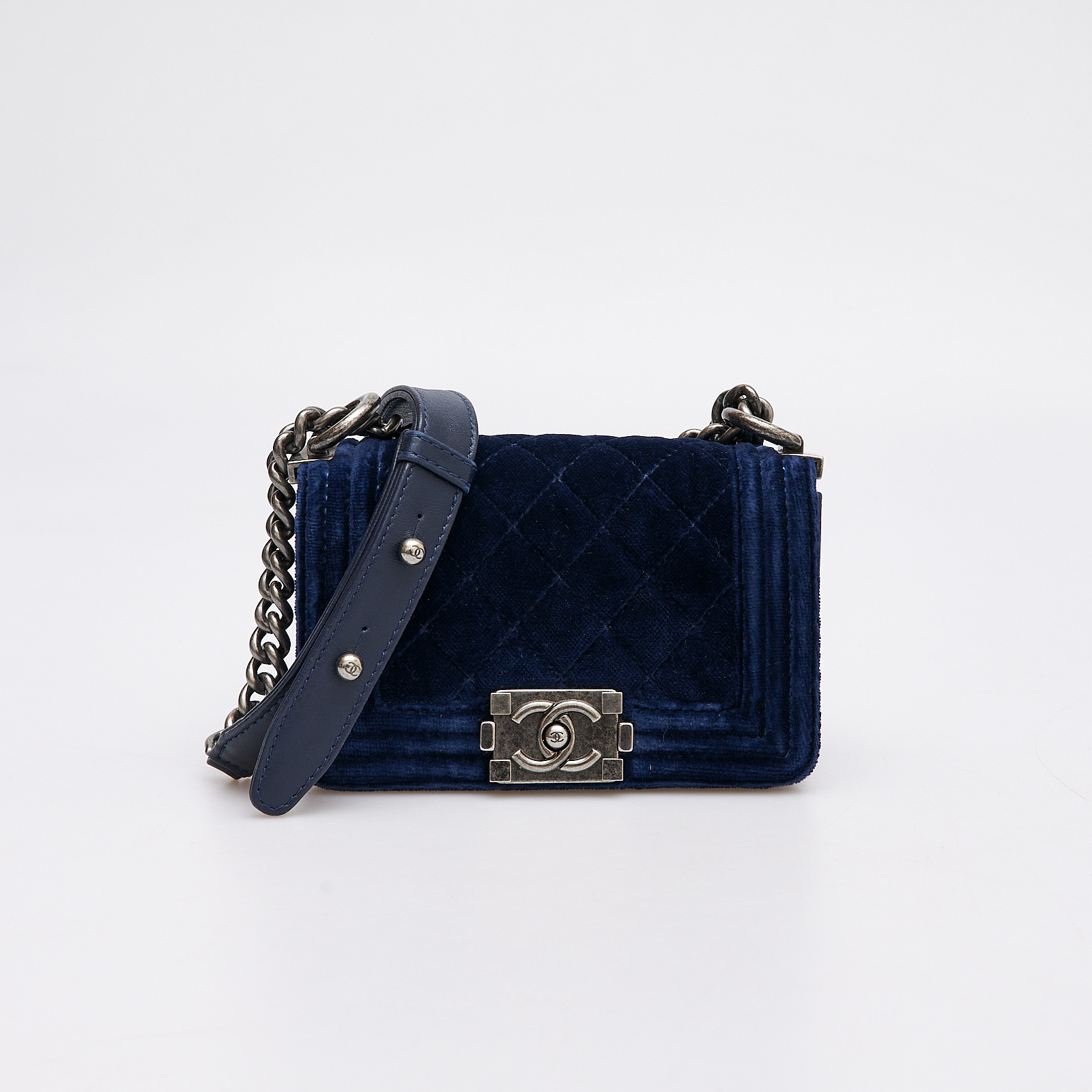 Сумка синего цвета Chanel - фото из каталога магазина брендовой одежды Second Friend Store Сумка Chanel - купить оригинал в секонд-хенде SFS - 1