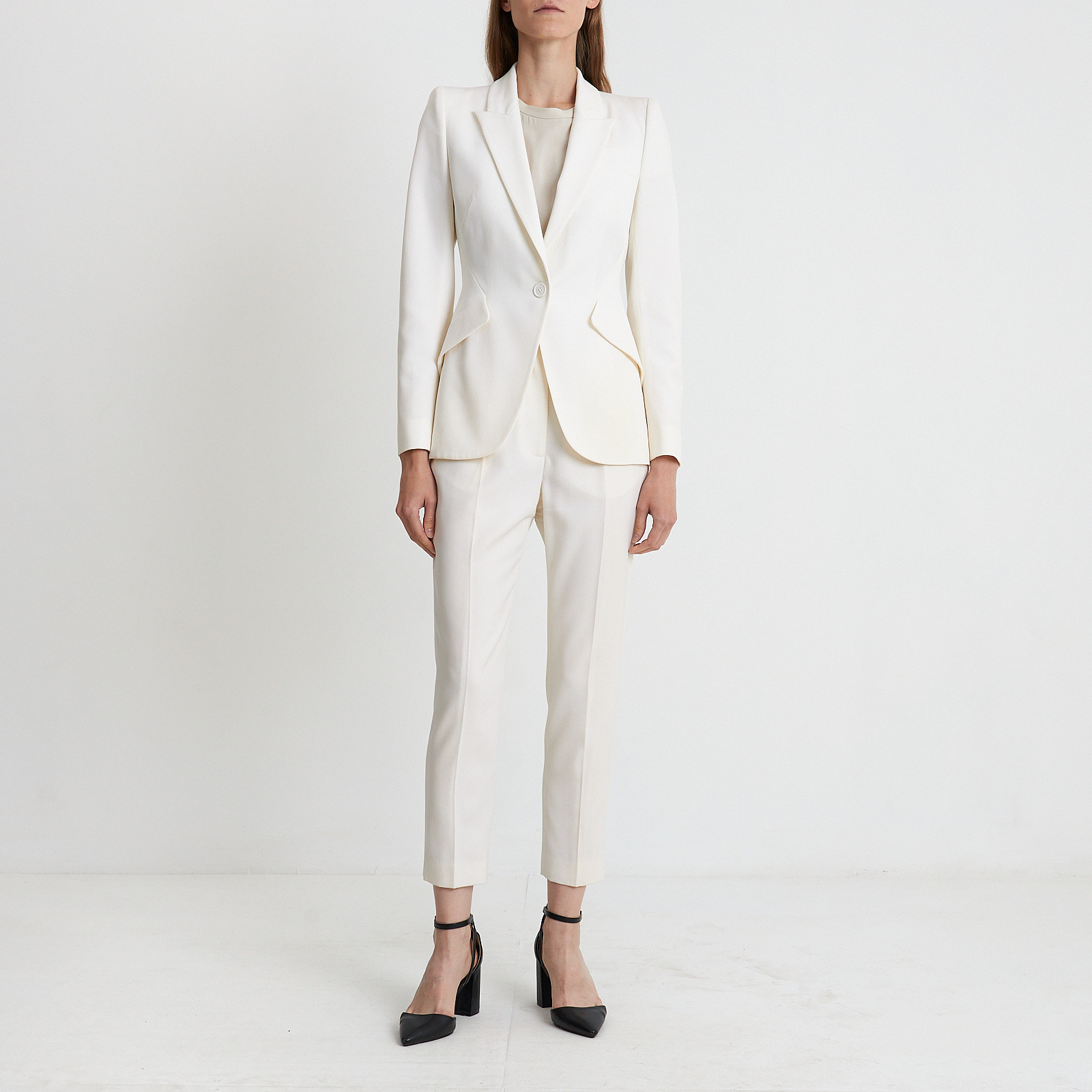 Костюм белого цвета Alexander McQueen - фото из каталога магазина брендовой одежды Second Friend Store Костюм Alexander McQueen - купить оригинал в секонд-хенде SFS - 1