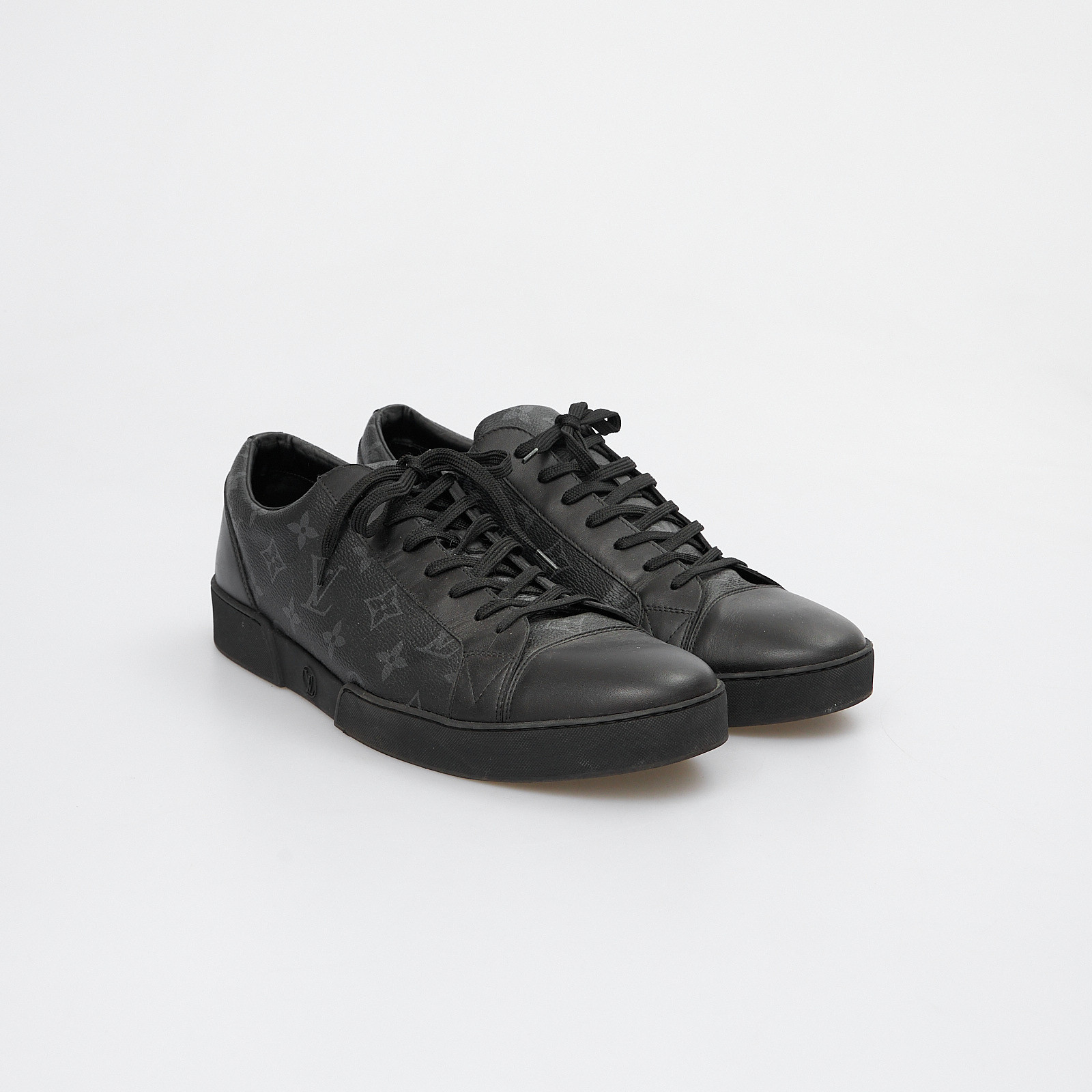 Кеды черного цвета Louis Vuitton - фото из каталога магазина брендовой одежды Second Friend Store Кеды Louis Vuitton - купить оригинал в секонд-хенде SFS - 2