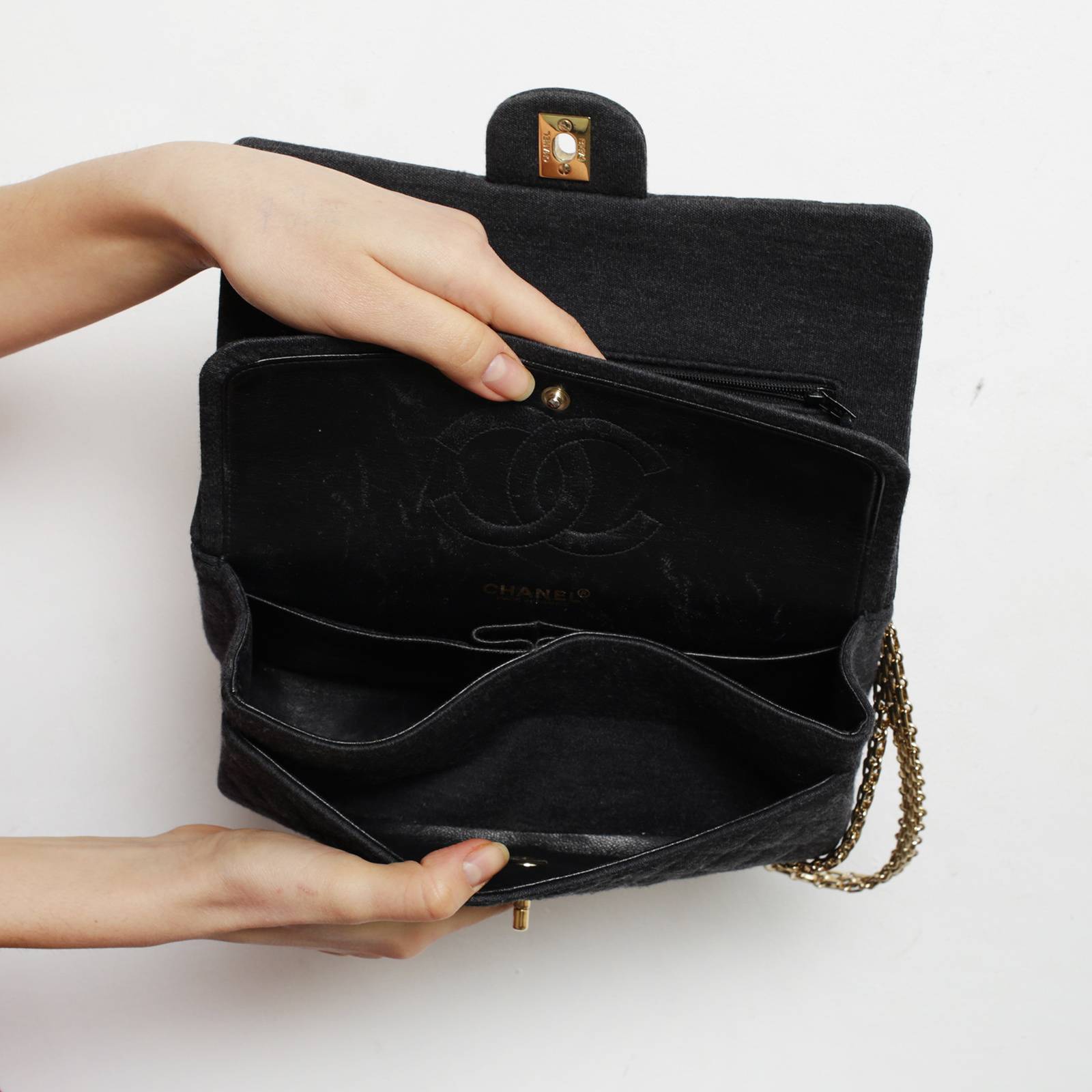Сумка серого цвета Chanel - фото из каталога магазина брендовой одежды Second Friend Store Сумка Chanel - купить оригинал в секонд-хенде SFS - 4