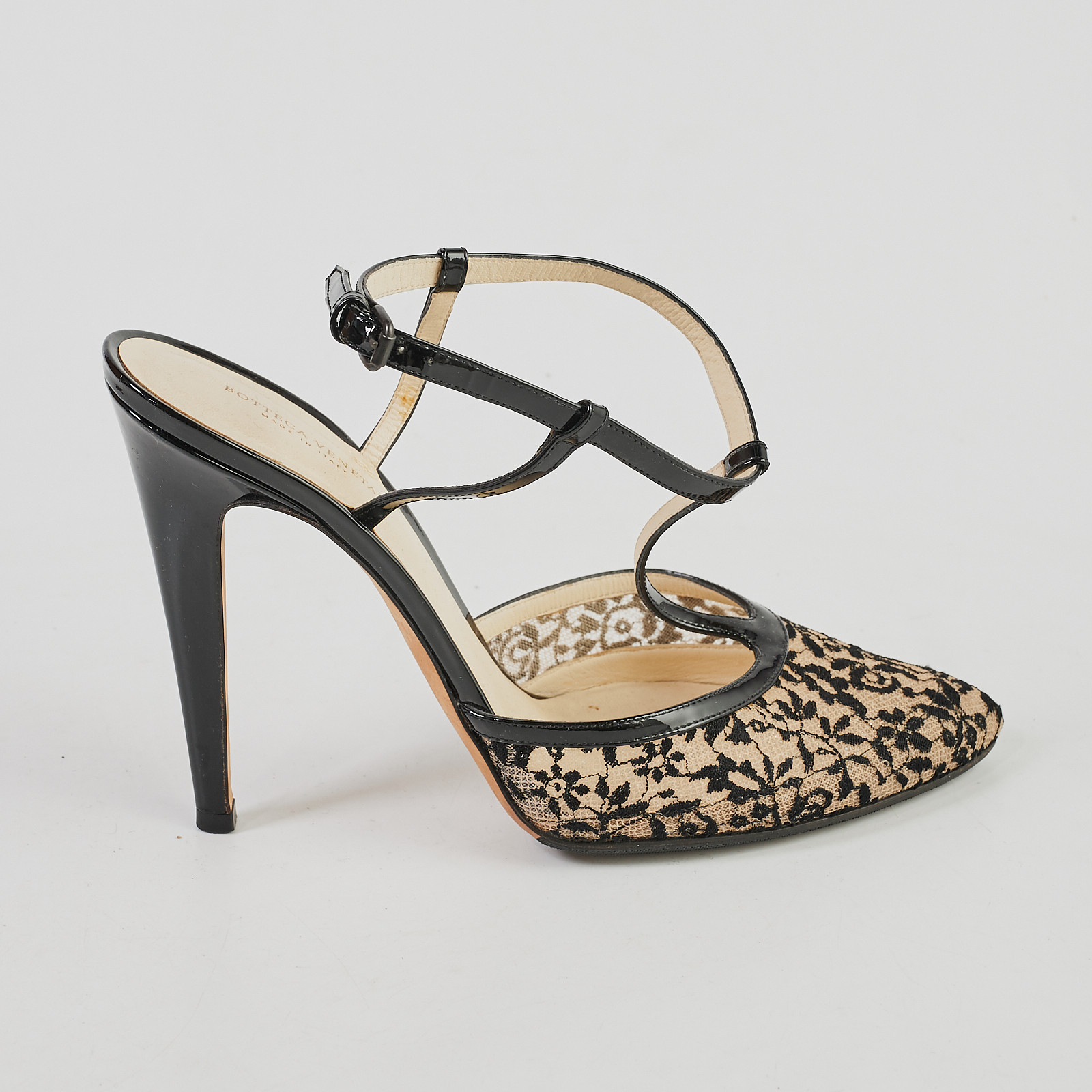 Туфли бежевого цвета Bottega Veneta - фото из каталога магазина брендовой одежды Second Friend Store Туфли Bottega Veneta - купить оригинал в секонд-хенде SFS - 1