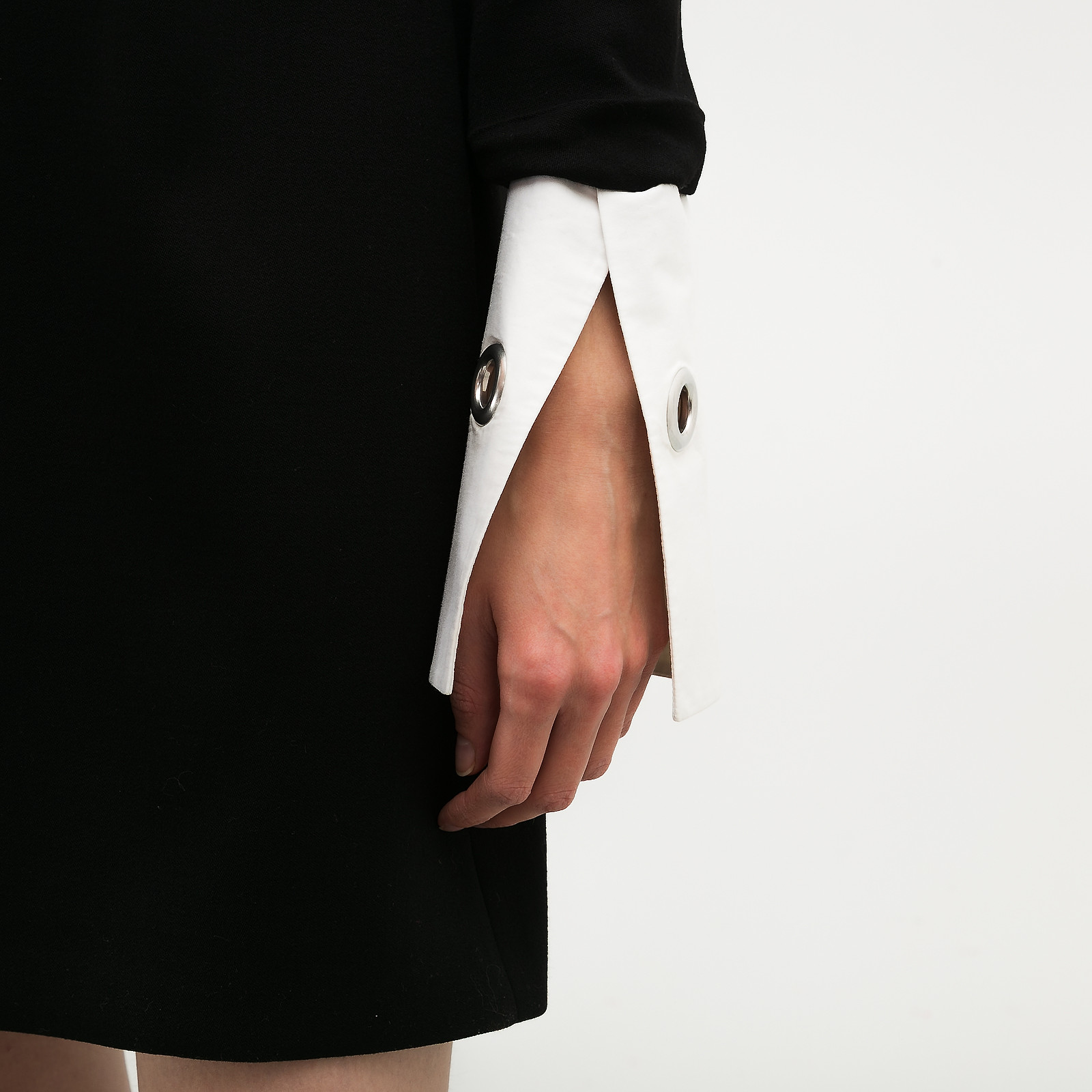Платье черного цвета Alexander McQueen - фото из каталога магазина брендовой одежды Second Friend Store Платье Alexander McQueen - купить оригинал в секонд-хенде SFS - 4