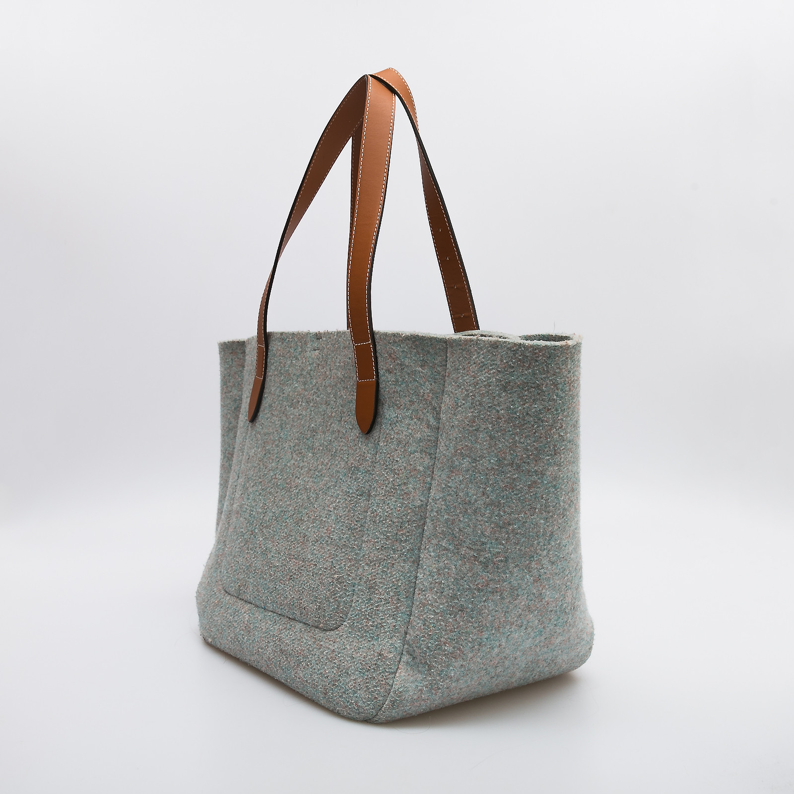 Сумка серого цвета JW Anderson - фото из каталога магазина брендовой одежды Second Friend Store Сумка JW Anderson - купить оригинал в секонд-хенде SFS - 3