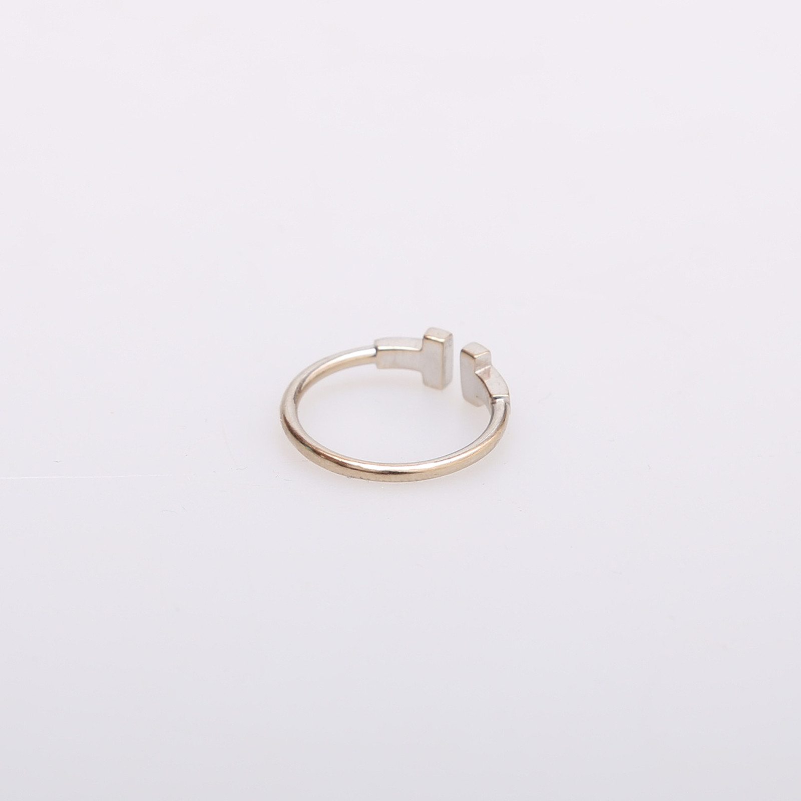 Кольцо серебряного цвета Tiffany&Co - фото из каталога магазина брендовой одежды Second Friend Store Кольцо Tiffany&Co - купить оригинал в секонд-хенде SFS - 4
