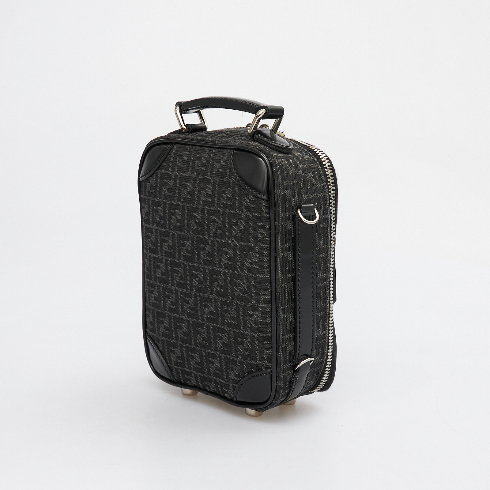 Сумка серого цвета Fendi - фото из каталога магазина брендовой одежды Second Friend Store Сумка Fendi - купить оригинал в секонд-хенде SFS - 3