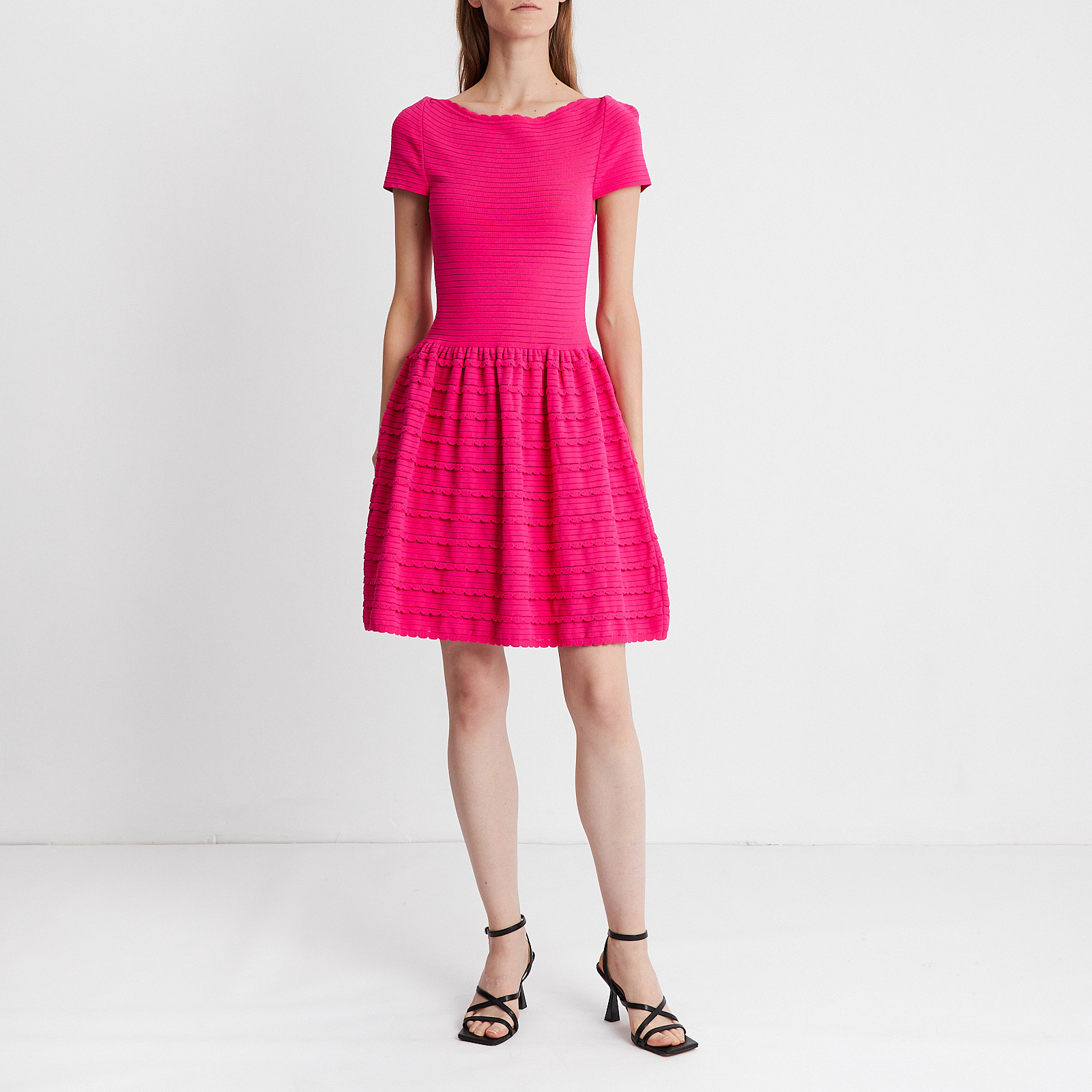 Платье розового цвета Valentino - фото из каталога магазина брендовой одежды Second Friend Store Платье Valentino - купить оригинал в секонд-хенде SFS - 2