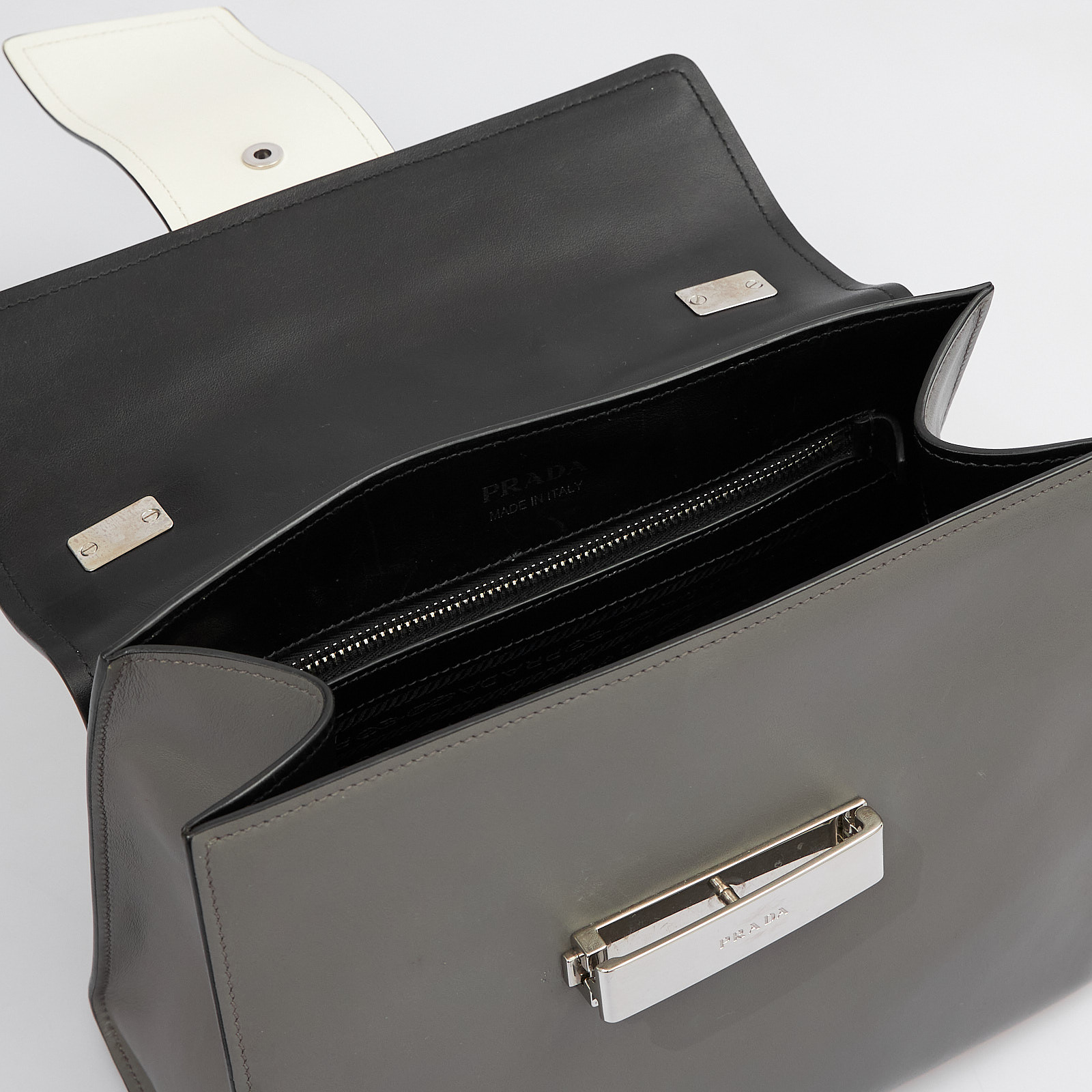 Сумка серого цвета Prada - фото из каталога магазина брендовой одежды Second Friend Store Сумка Prada - купить оригинал в секонд-хенде SFS - 8