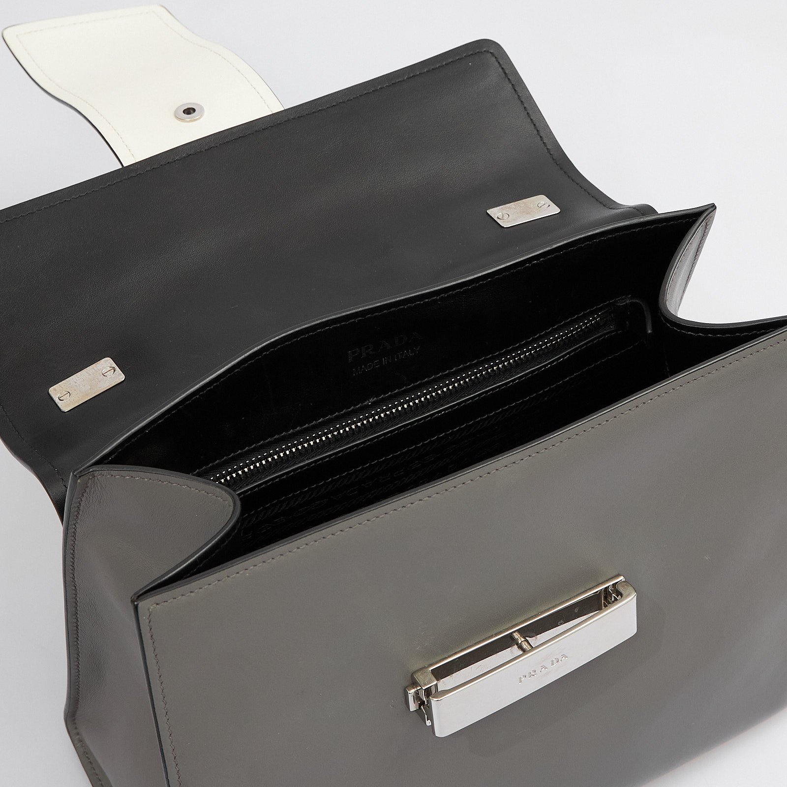 Сумка серого цвета Prada - фото из каталога магазина брендовой одежды Second Friend Store Сумка Prada - купить оригинал в секонд-хенде SFS - 8