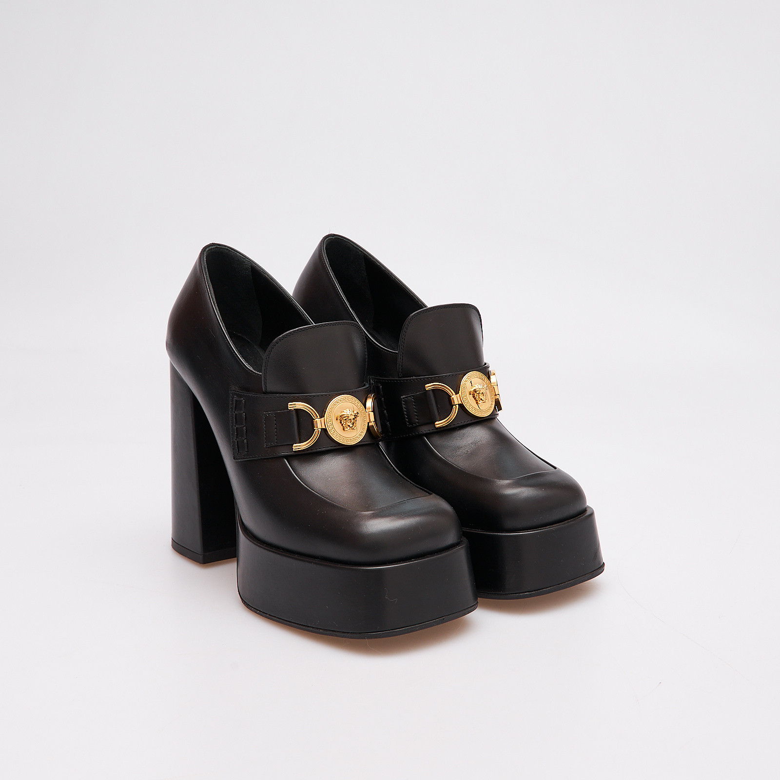 Туфли черного цвета Versace - фото из каталога магазина брендовой одежды Second Friend Store Туфли Versace - купить оригинал в секонд-хенде SFS - 2