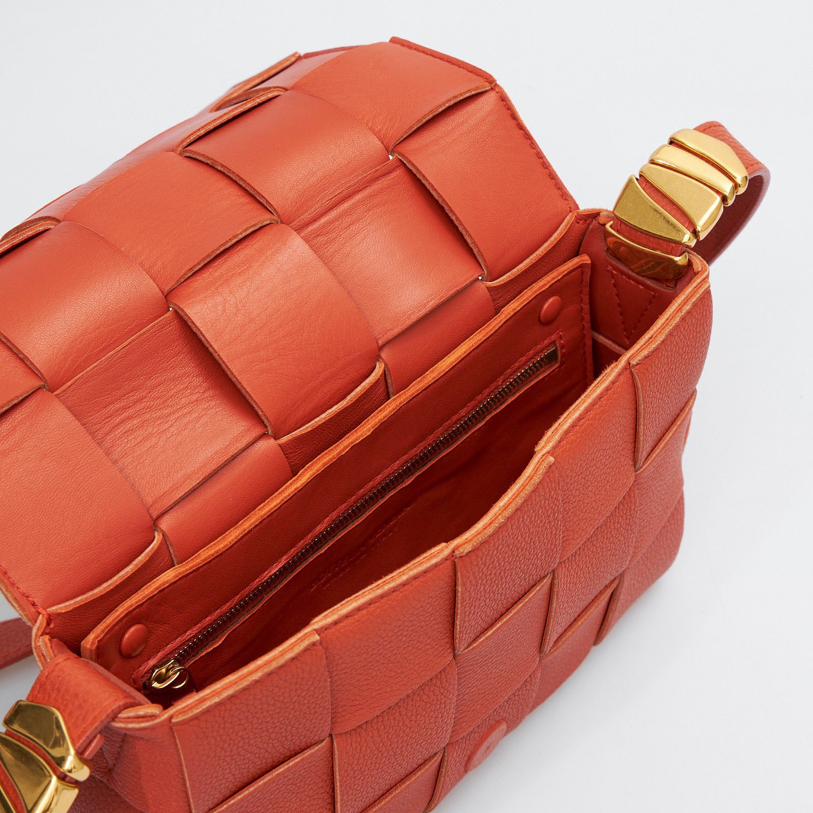 Сумка оранжевого цвета Bottega Veneta - фото из каталога магазина брендовой одежды Second Friend Store Сумка Bottega Veneta - купить оригинал в секонд-хенде SFS - 8