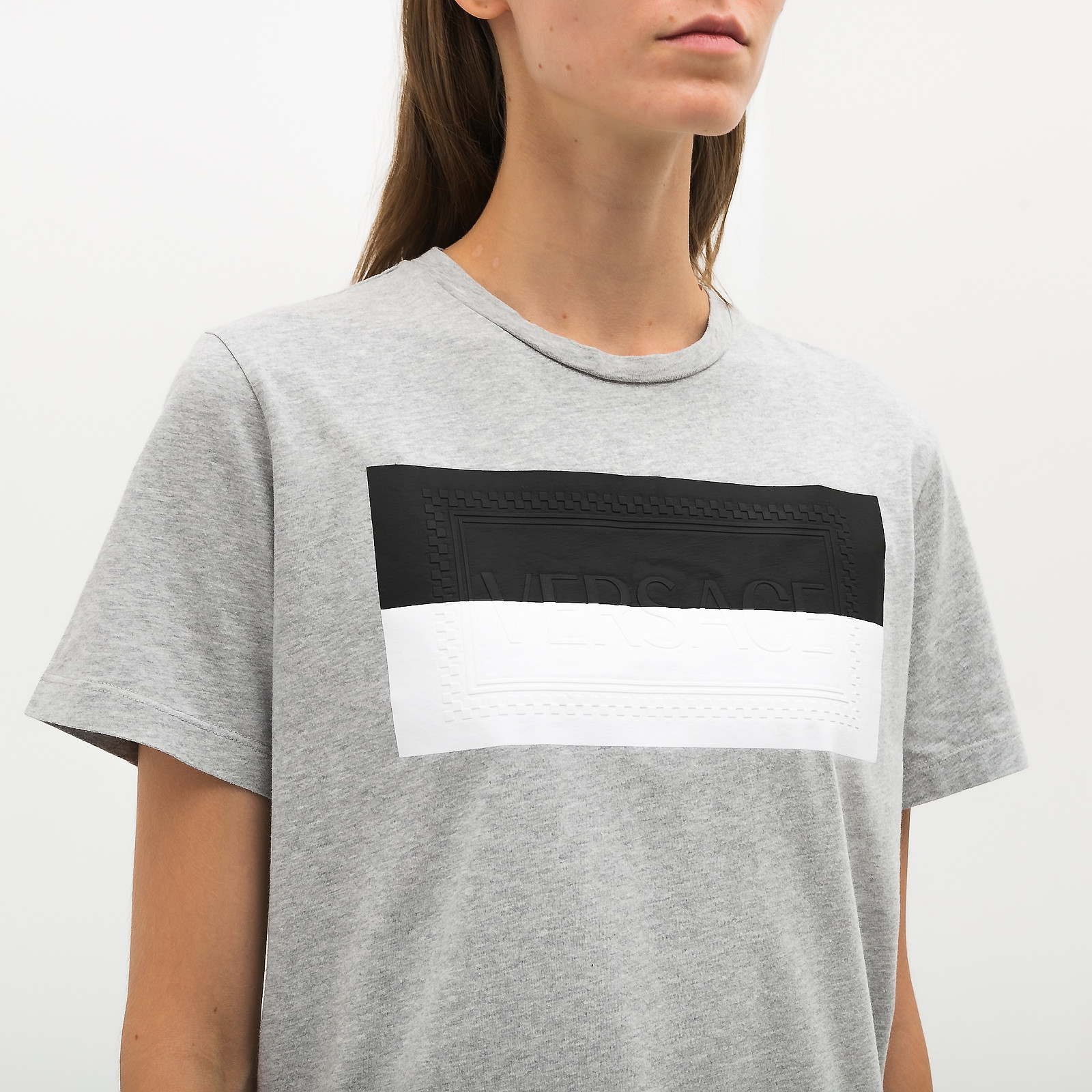 Футболка серого цвета Versace - фото из каталога магазина брендовой одежды Second Friend Store Футболка Versace - купить оригинал в секонд-хенде SFS - 3